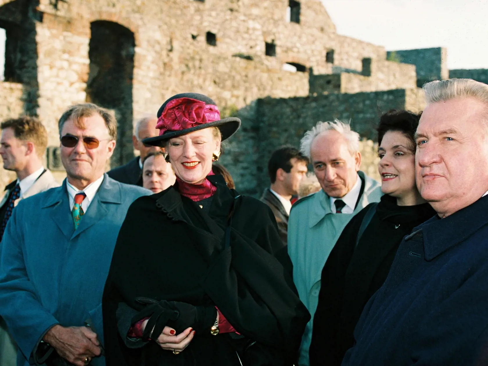 archívna snímka dánska kráľovná Margrethe II. manžel Jeho Kráľovská Výsosť princ Henrik monarchovia ženy zahraniční hostia slovenský prezident Michal Kováč Slovensko Devín hrad prehliadka historické pamiatky pamätihodnosti Ján Findra vedúci kancelárie 