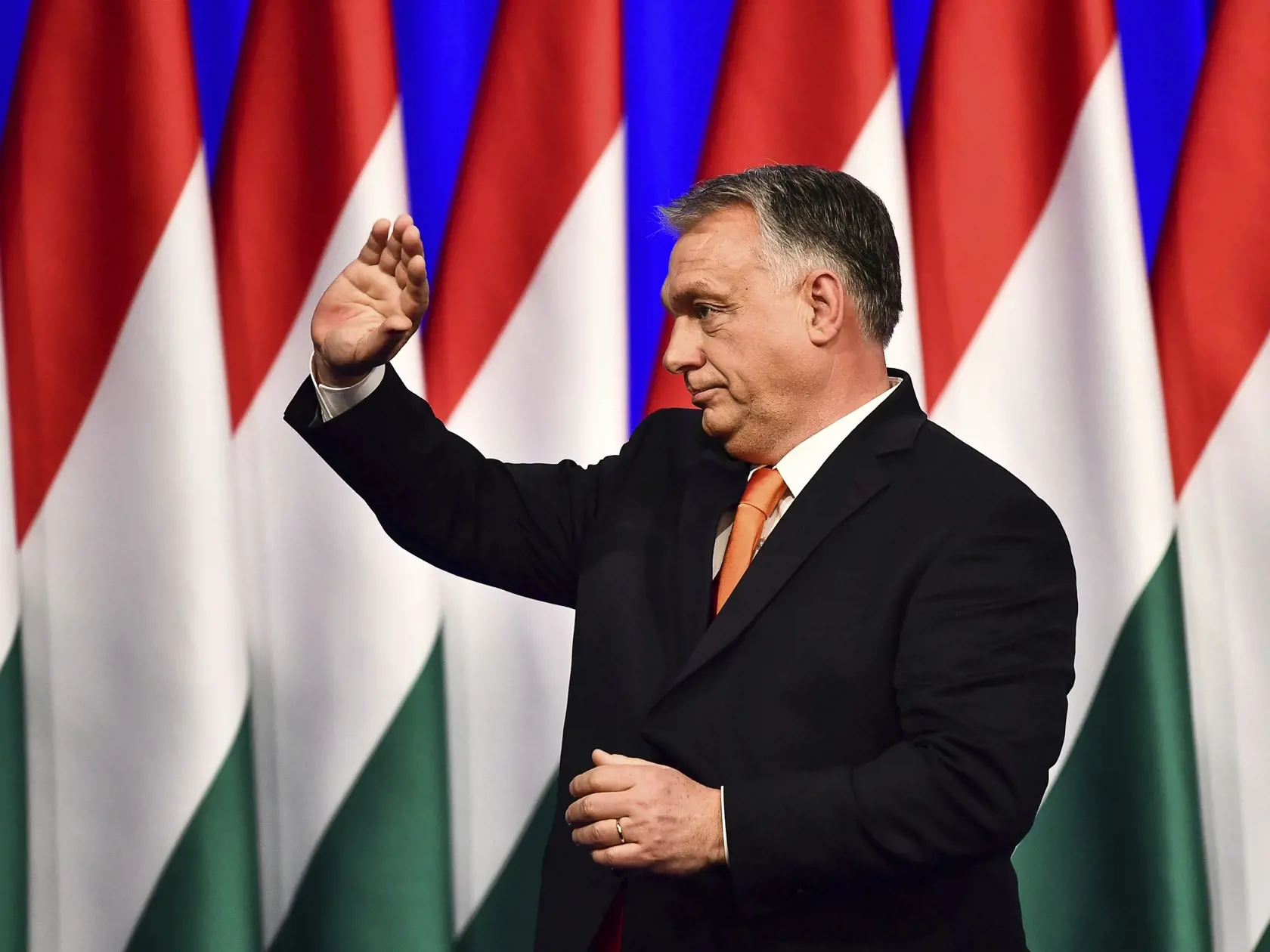 "Návrh nových sankcií EÚ voči Rusku by spôsobil ďalšie zaťaženie ekonomicky najslabších vrstiev obyvateľstva bez toho, že by sa Únia usilovala zmierniť dôsledky sankcií," napísal ešte vo štvrtok v liste adresovanom predsedníčke Európskej komisie (EK) Ursule von der Leyenovej.