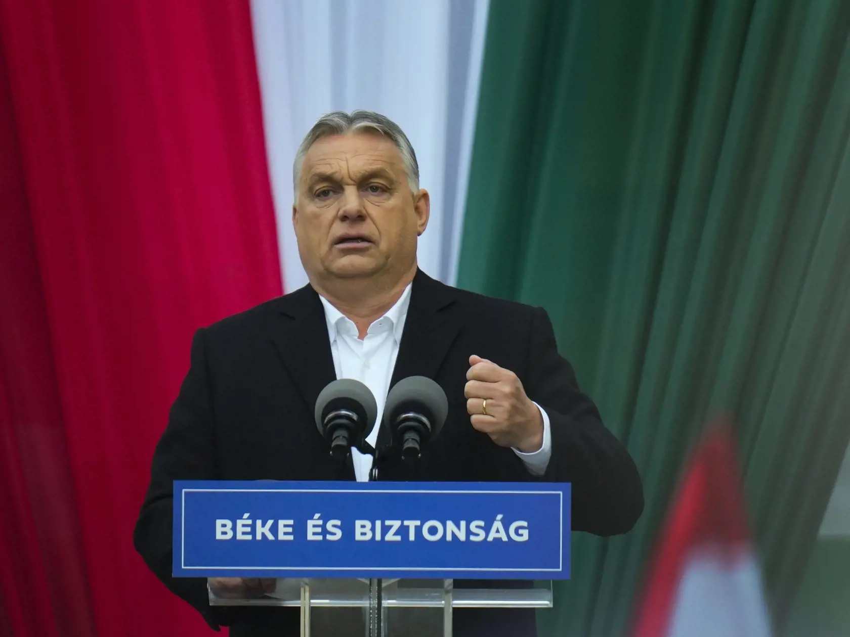 "Návrh nových sankcií EÚ voči Rusku by spôsobil ďalšie zaťaženie ekonomicky najslabších vrstiev obyvateľstva bez toho, že by sa Únia usilovala zmierniť dôsledky sankcií," napísal ešte vo štvrtok v liste adresovanom predsedníčke Európskej komisie (EK) Ursule von der Leyenovej.
