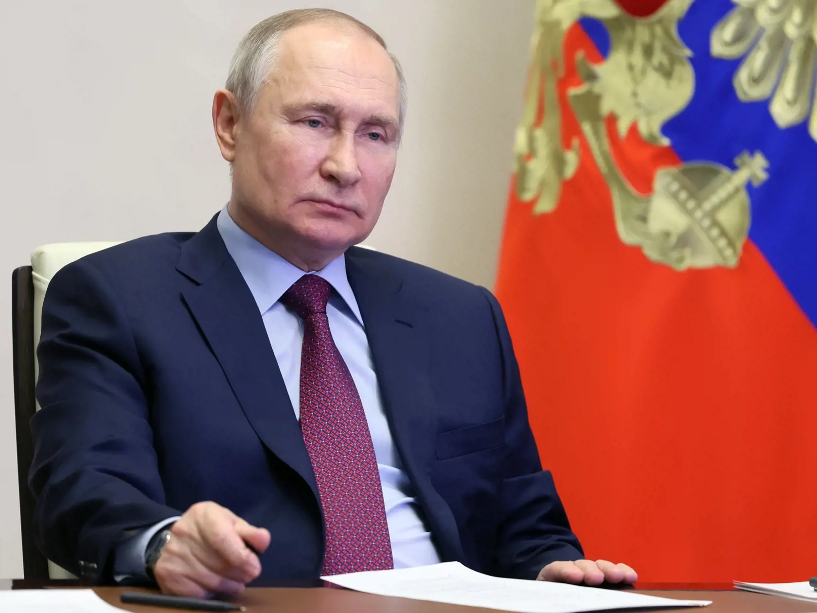 Ruský prezident Vladimir Putin vedie rozhovory na zasadnutí vládneho kabinetu o otvorení nových zdravotníckych zariadení v ruských regiónoch prostredníctvom videokonferencie v jeho rezidencii Novo-Ogarjovo pri Moskve 15. februára 2023.