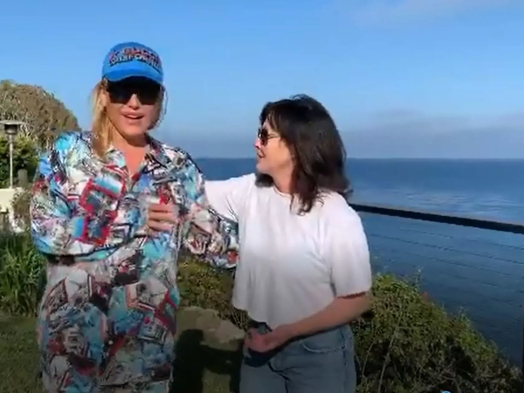 Na nových záberoch sa herečka Shannen Doherty objavila v bielom tričku a modrých rifliach so svojou kamarátkou. S tou na záberoch veselo pózovali a usmievali sa. Herečka navyše predviedla aj svoju štíhlu postavu a napriek chorobe, s ktorou bojuje, vyzerá naozaj skvele.