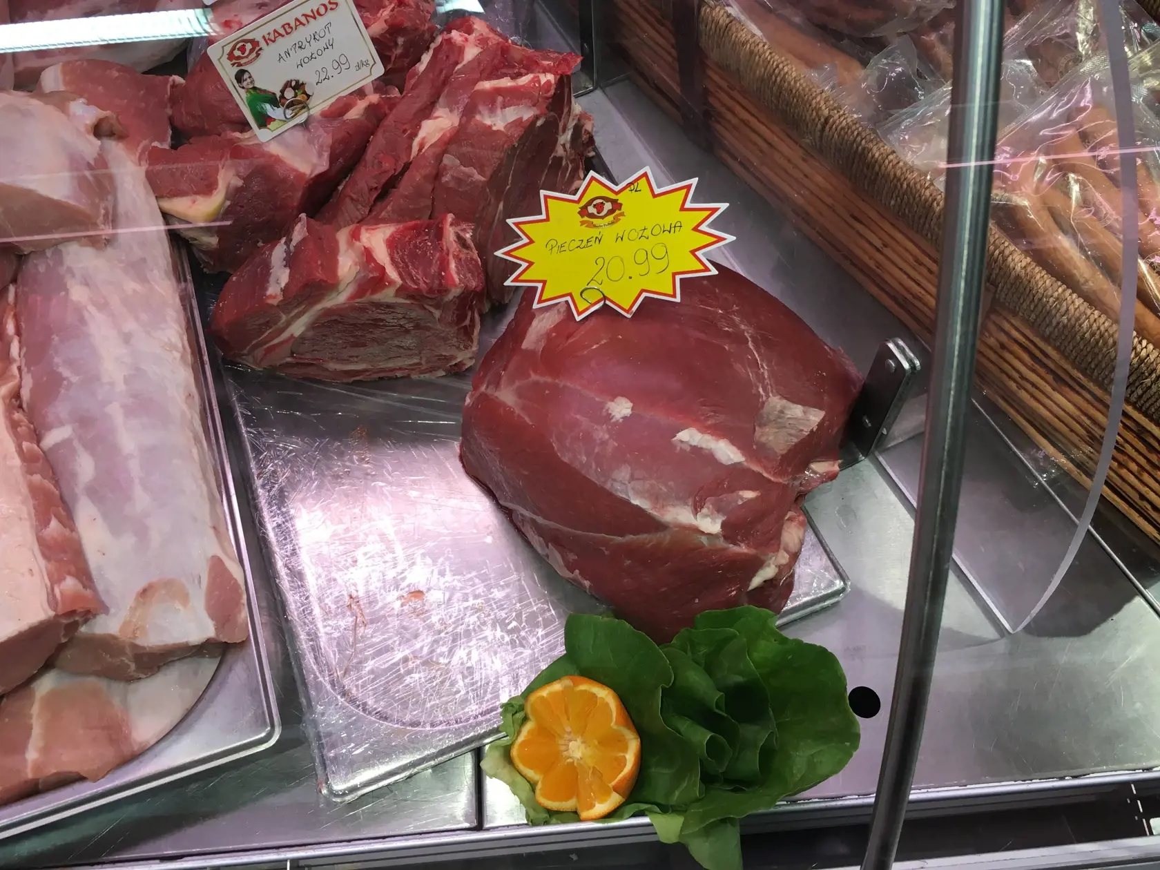 Mäso v obchode len kúsok od trhu. Označené nebolo žiadnou etikou, len uvedením názvu mäsa a cena
