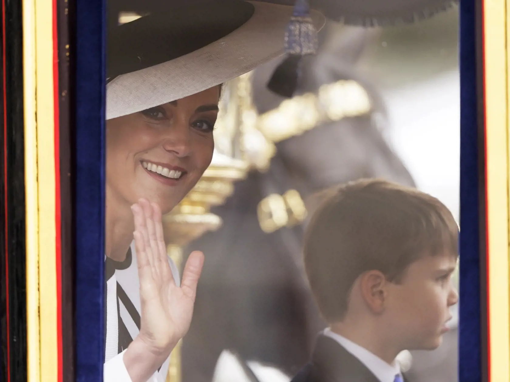 WA 29 Londýn - Kate, princezná z Walesu a jej najmladší syn, britský princ Louis prichádzajú v koči na vojenskú prehliadku Trooping the Colour na počesť narodenín britského kráľa Karola III. v Londýne v sobotu 15. júna 2024. Ide o jej prvé verejné vystúpenie od začiatku roka, informuje TASR podľa správy agentúry AP. Catherine (42) koncom marca prostredníctvom videozáznamu oznámila, že jej diagnostikovali onkologické ochorenie a podrobuje sa chemoterapii. Naposledy sa na verejnom podujatí zúčastn