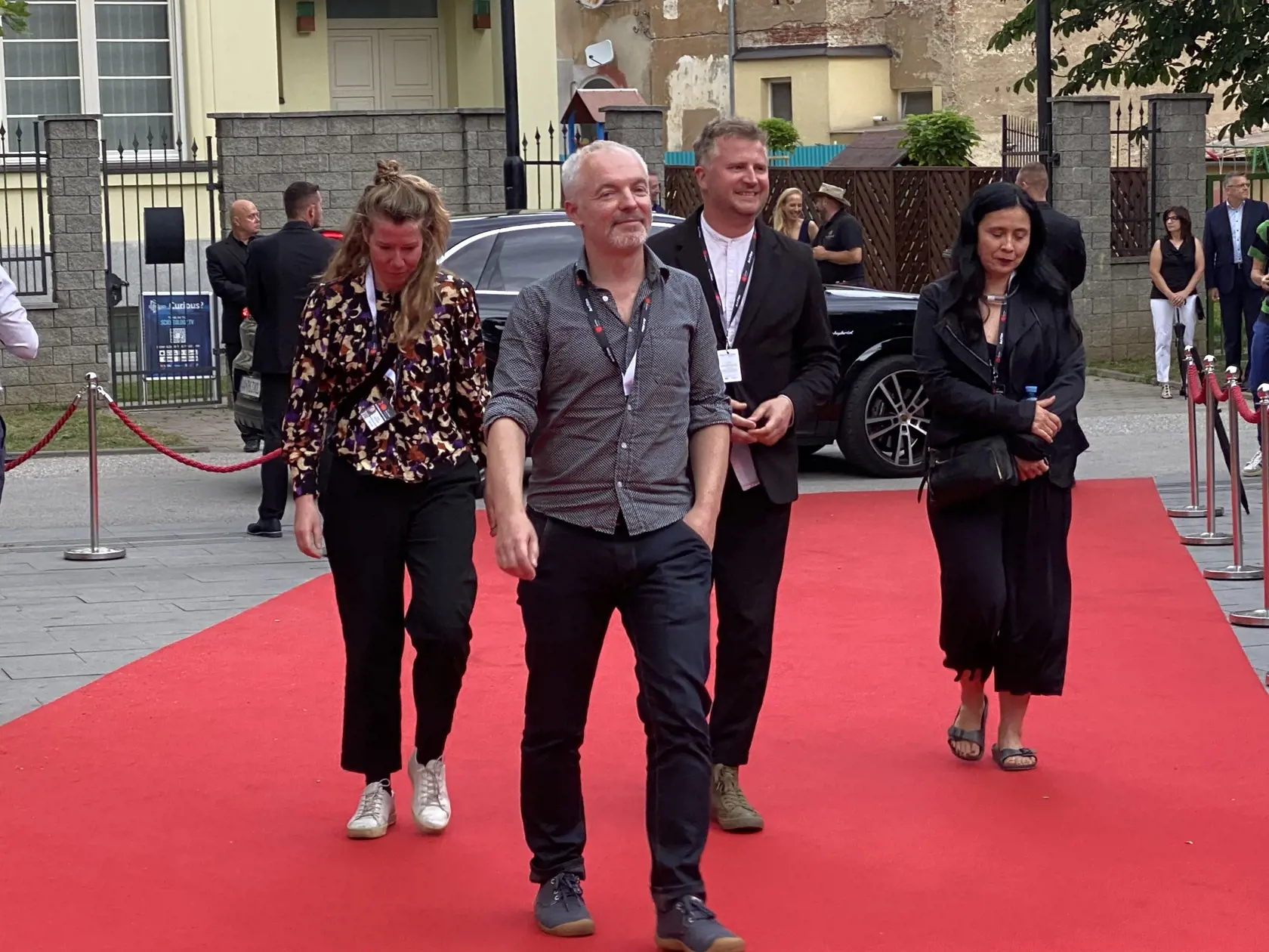 Príchod hostí na záverečný ceremoniál 30. ročníka medzinárodného festivalu Art Film Košice, na ktorom odovzdali ceny držiteľom honorárnych ocenení - Sergejovi Loznicovi, Antónii Liškovej a Marošovi Kramárovi a vyhlásili víťazov jednotlivých súťaží.