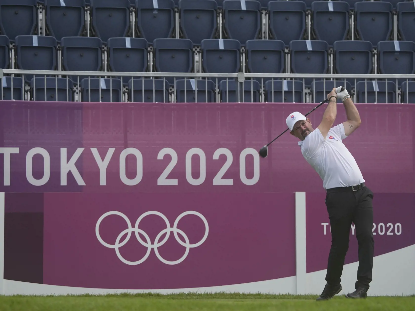 KK5 Kawagoe - Na snímke slovenský reprezentant v golfe Rory Sabbatini odpaľuje loptičku v 2. kole počas XXXII. letných olympijských hier v Tokiu 30. júla 2021.