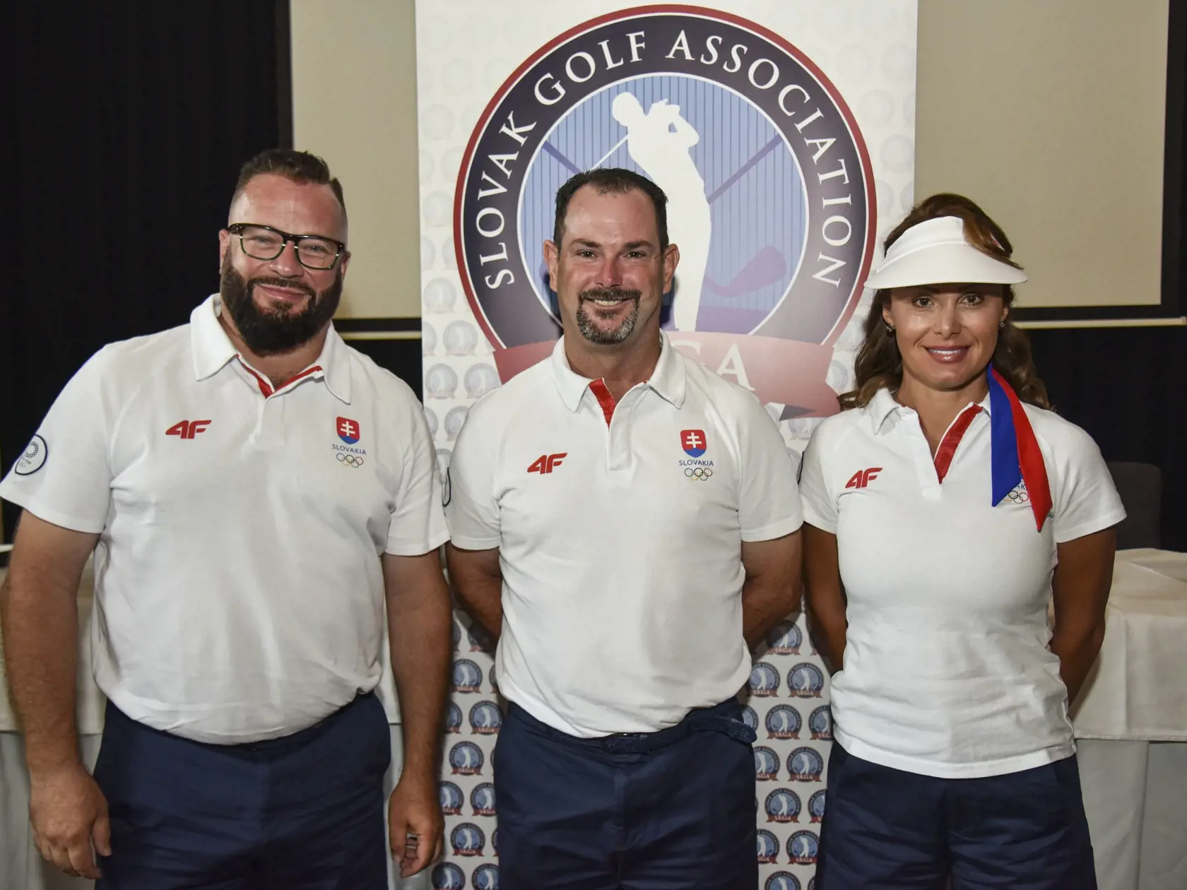 Na snímke zľava prezident Slovenskej golfovej asociácie (SKGA) Rastislav Antala, reprezentant SR v golfe Rory Sabbatini a nosička jeho golfových palíc a  manželka Martina Sabbatiniová počas tlačovej konferencie SKGA pred odchodom na olympijské hry v Tokiu 20. júla 2021 v Bratislave.