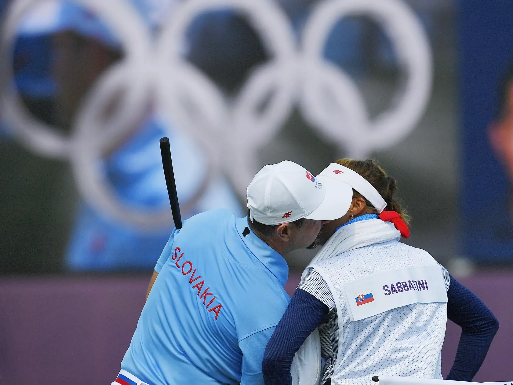 Na snímke slovenský golfista Rory Sabbatini  s caddym - manželkou Martinou sa bozkávajú po poslednom údere vo štvrtom kole turnaja mužov počas XXXII. letných olympijských hier v Tokiu 1. augusta 2021.
