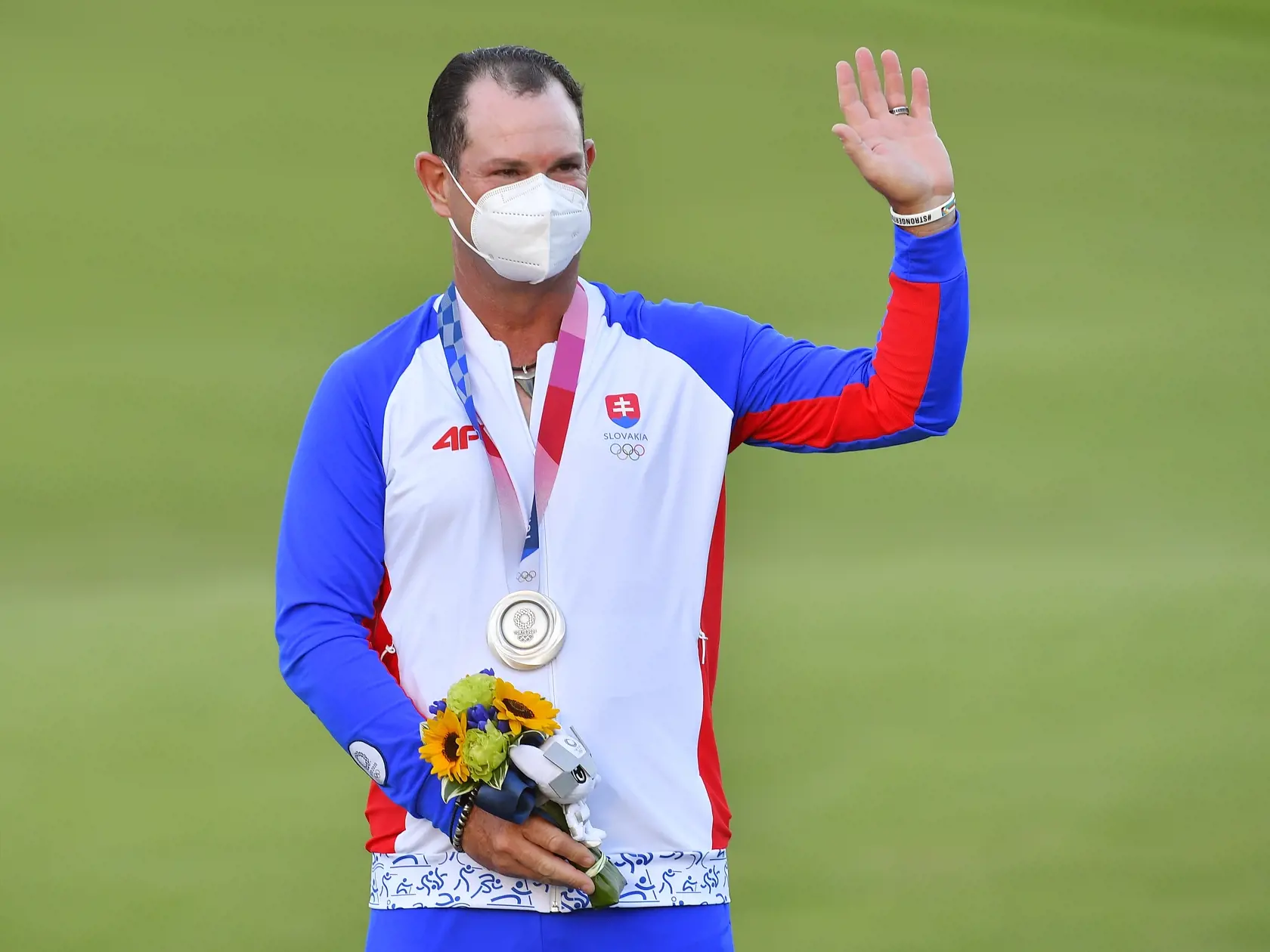 Na snímke slovenský golfista Rory Sabbatini pózuje na pódiu so striebornou medailou počas XXXII. letných olympijských hier v Tokiu v nedeľu 1. augusta 2021.