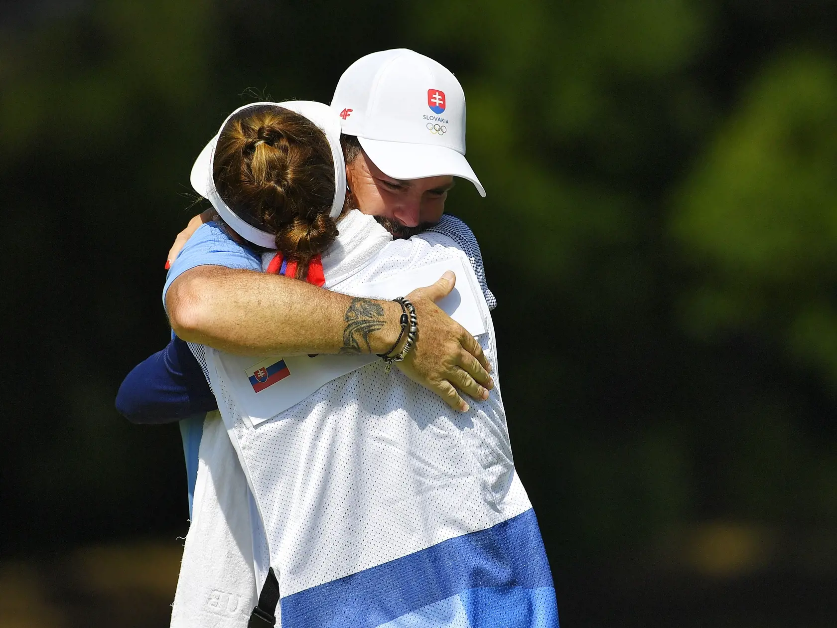 Na snímke slovenský golfista Rory Sabbatini  s caddym - manželkou Martinou sa tešia po poslednom údere vo štvrtom kole turnaja mužov počas XXXII. letných olympijských hier v Tokiu 1. augusta 2021.