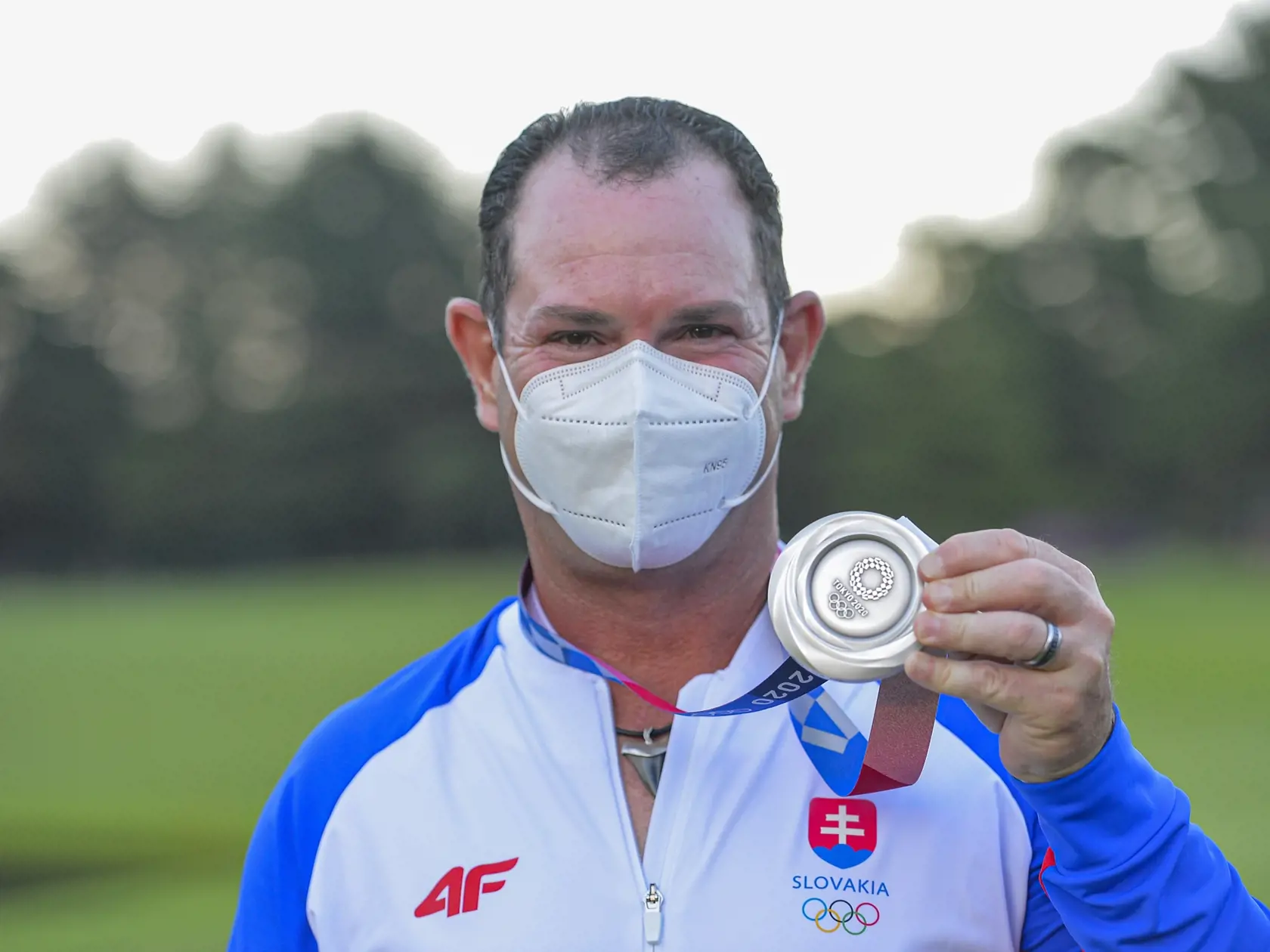 Na snímke slovenský golfista Rory Sabbatini pózuje na pódiu so striebornou medailou počas XXXII. letných olympijských hier v Tokiu v nedeľu 1. augusta 2021.