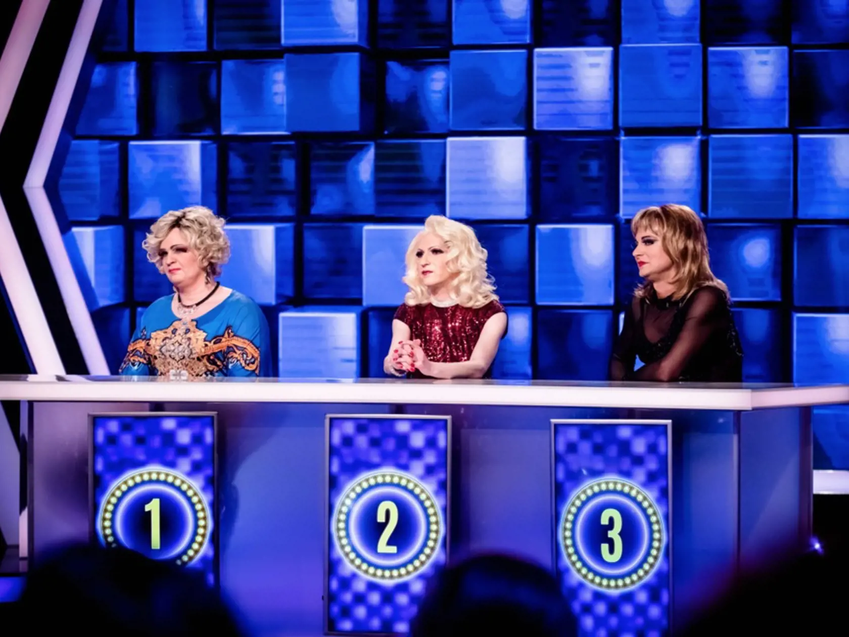 Pán v strede, čiže Klaudia, je skutočná transvestita. 