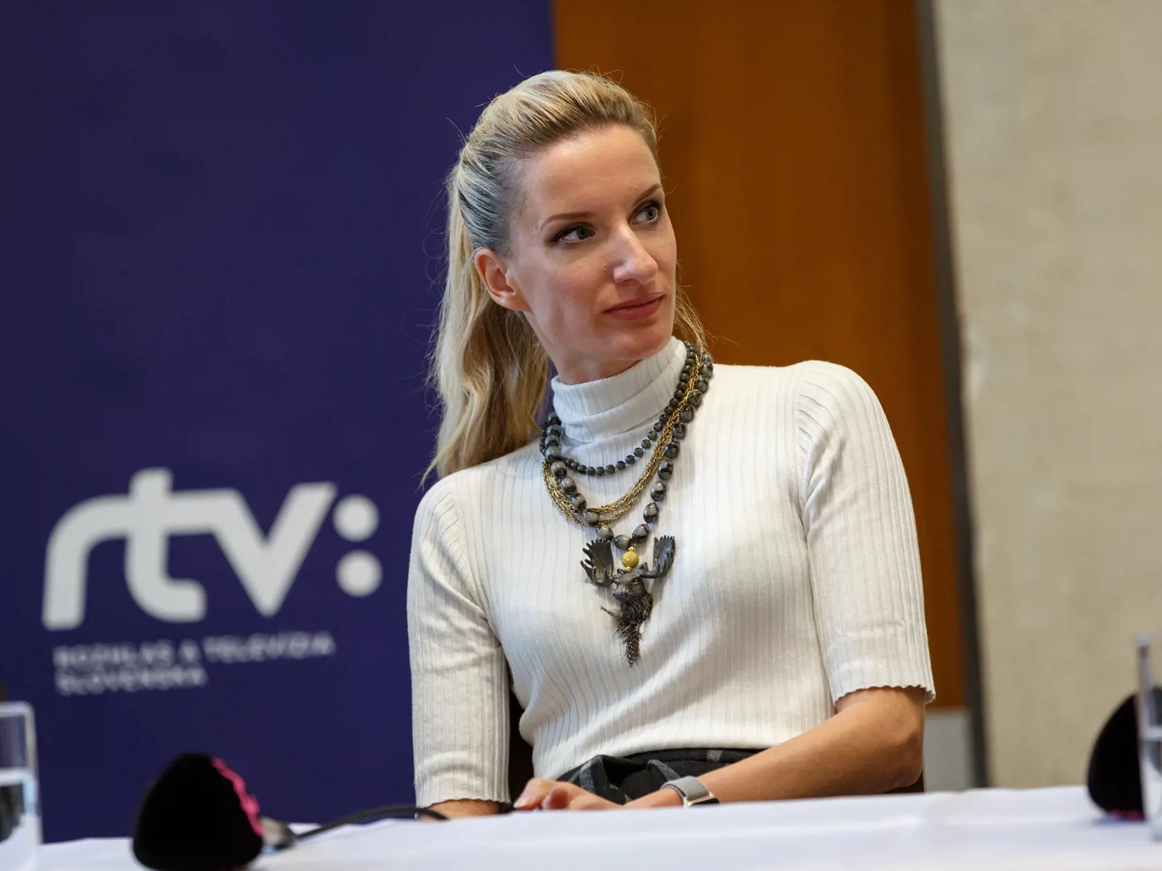 Tlačová beseda k uvedeniu projektu nového slovenského seriálu RTVS najväčší Slovák. Na snímke zľava Štefan Chrappa, moderátorka Adela Vinczeová, generálny riaditeľ RTVS Jaroslav Rezník, riaditeľ televíznych programových služieb RTVS Marek Ťapák a producent Peter Núňez.