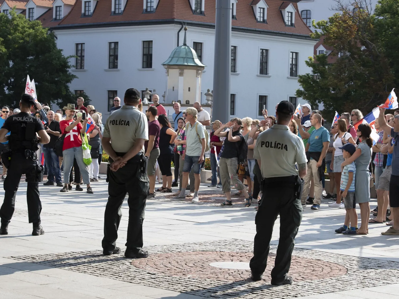 Protest proti vládnym opatreniam pred budovou Národnej rady (NR) SR v Bratislave 23. júla 2021. FOTO TASR - Pavel Neubauer