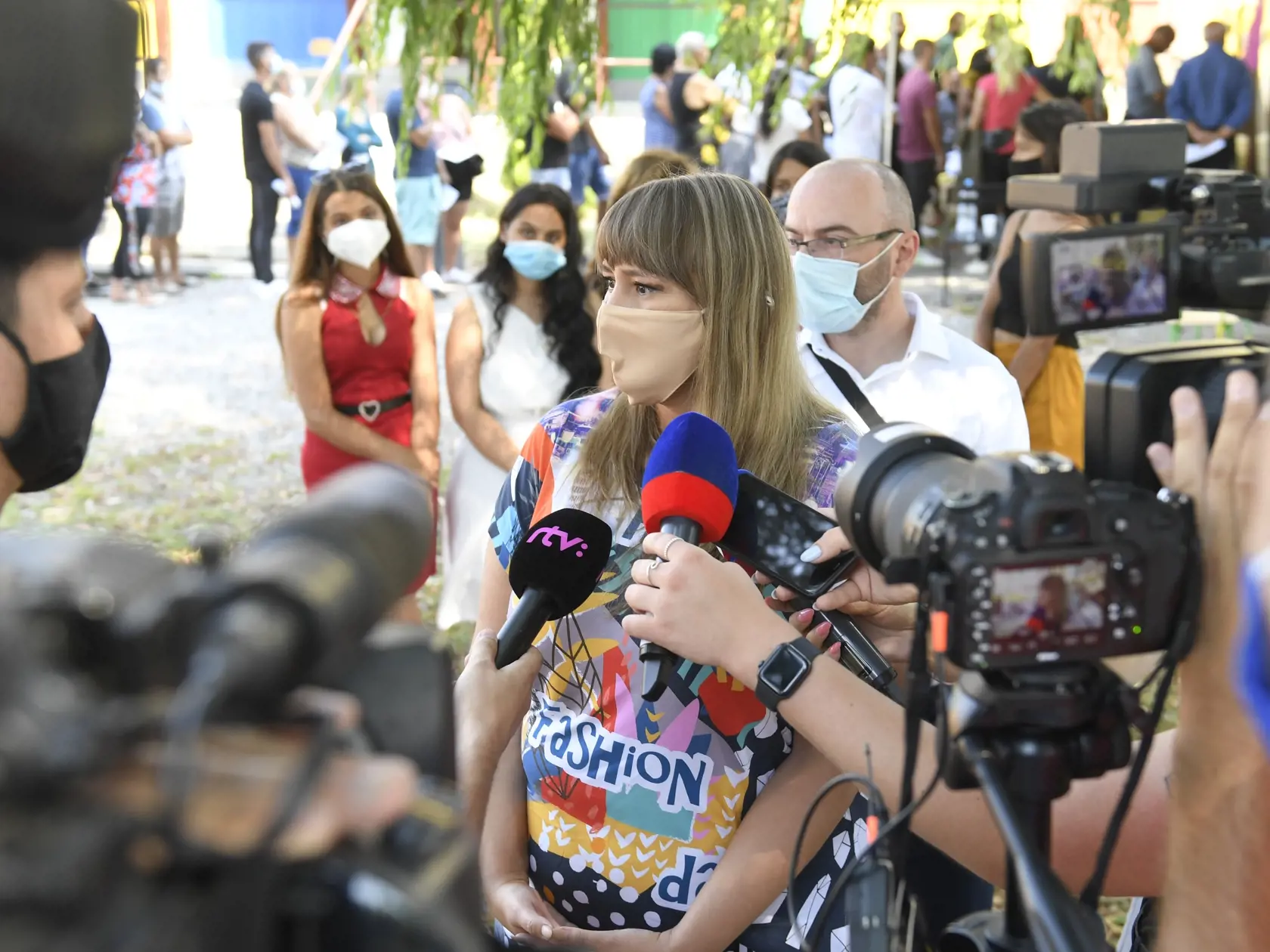 Na snímke uprostred štátna tajomníčka Ministerstva školastva, vedy, výskumu a športu (MŠVVŠ) SR pre národnostné školstvo, inkluzívne a celoživotné vzdelávanie Svetlana Síthová počas brífingu v rámci pilotného projektu mobilného očkovania v teréne pod záštitou MŠVVŠ SR pred základnou školou v obci Kecerovce, v okrese Košice-okolie v pondelok 12. júla 2021. Ministerstvo robí maximum pre to, aby školy mohli ostať otvorené celý budúci školský rok.  FOTO TASR – František Iván
