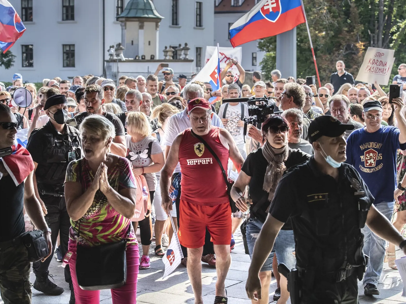 Protest proti vládnym opatreniam pred budovou Národnej rady (NR) SR v Bratislave 23. júla 2021. FOTO TASR - Pavel Neubauer