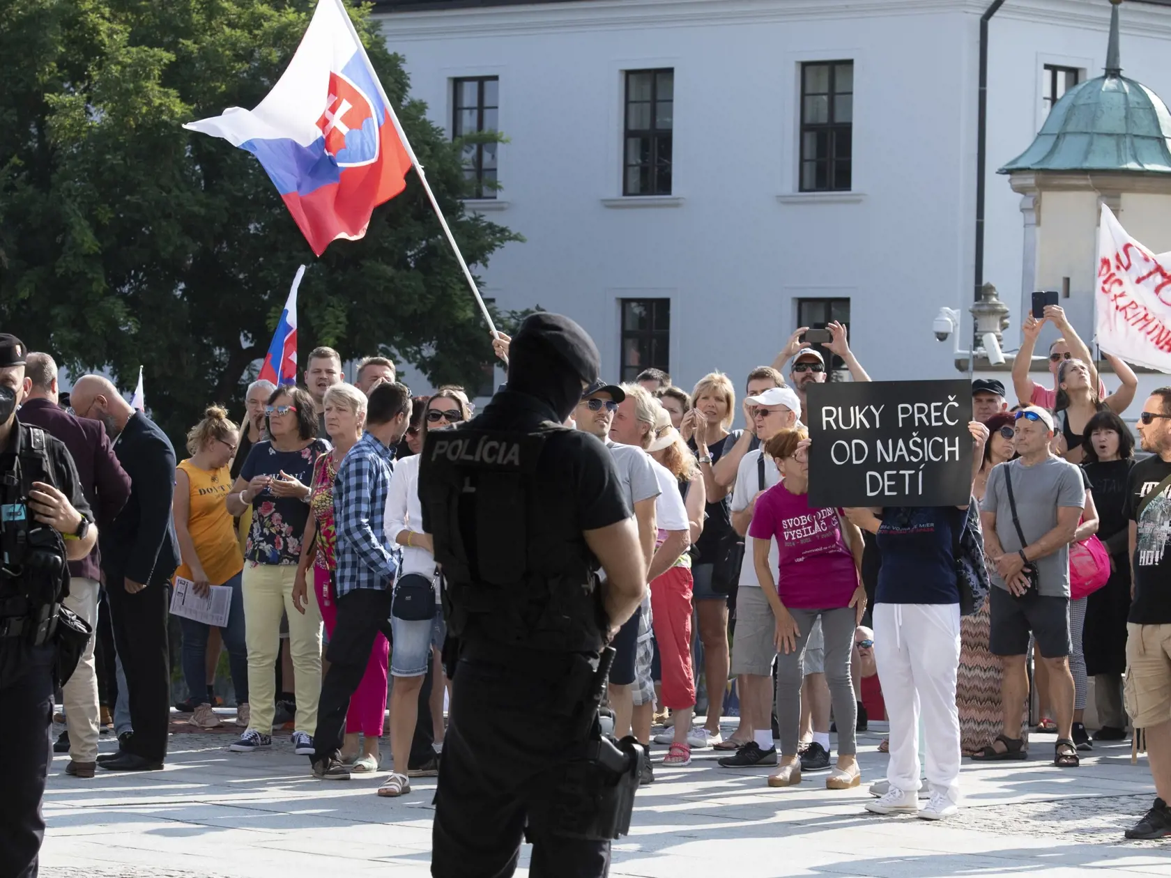 Protest proti vládnym opatreniam pred budovou Národnej rady (NR) SR v Bratislave 23. júla 2021. FOTO TASR - Pavel Neubauer