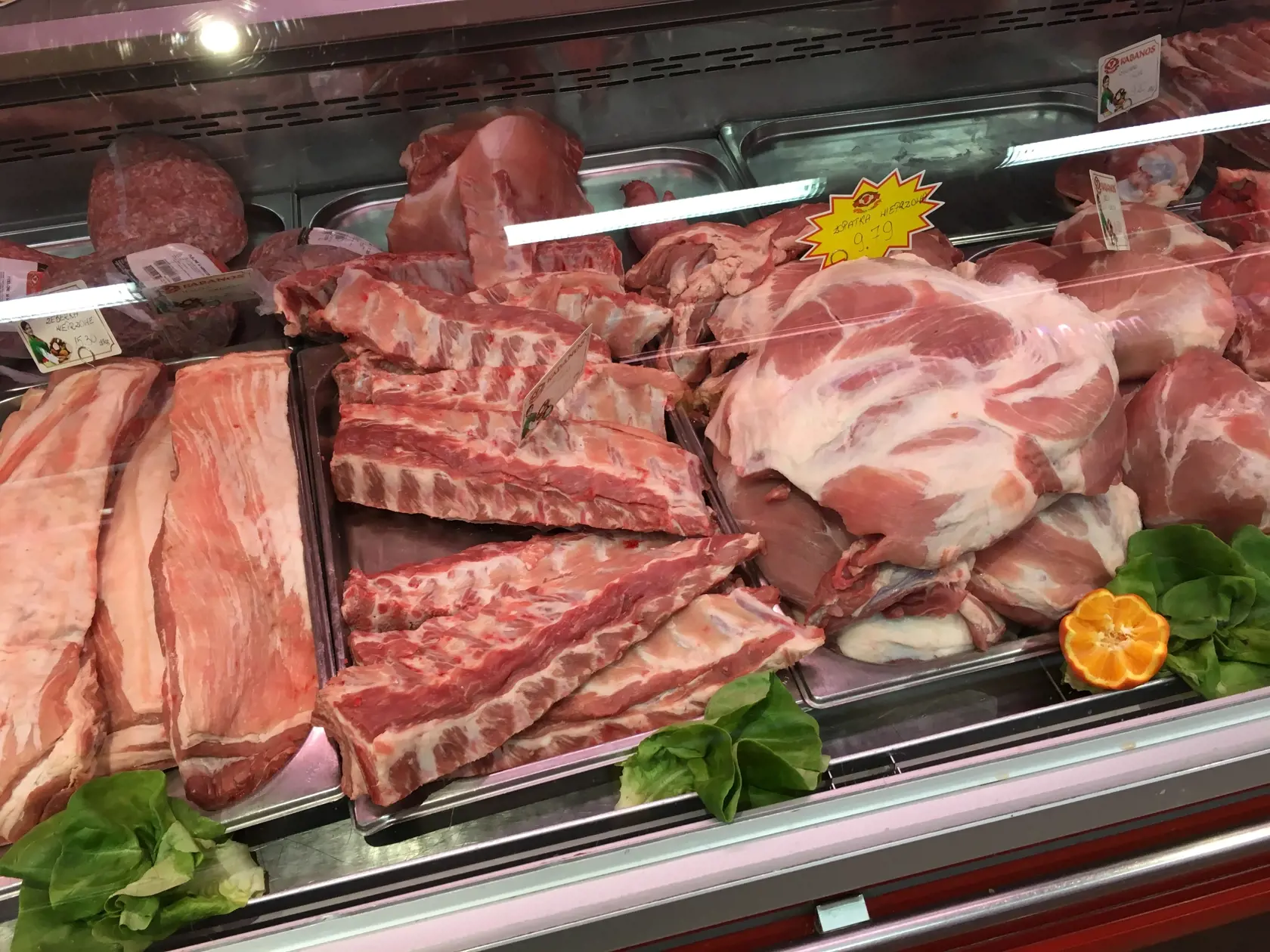 Mäso v obchode len kúsok od trhu. Označené nebolo žiadnou etikou, len uvedením názvu mäsa a cena