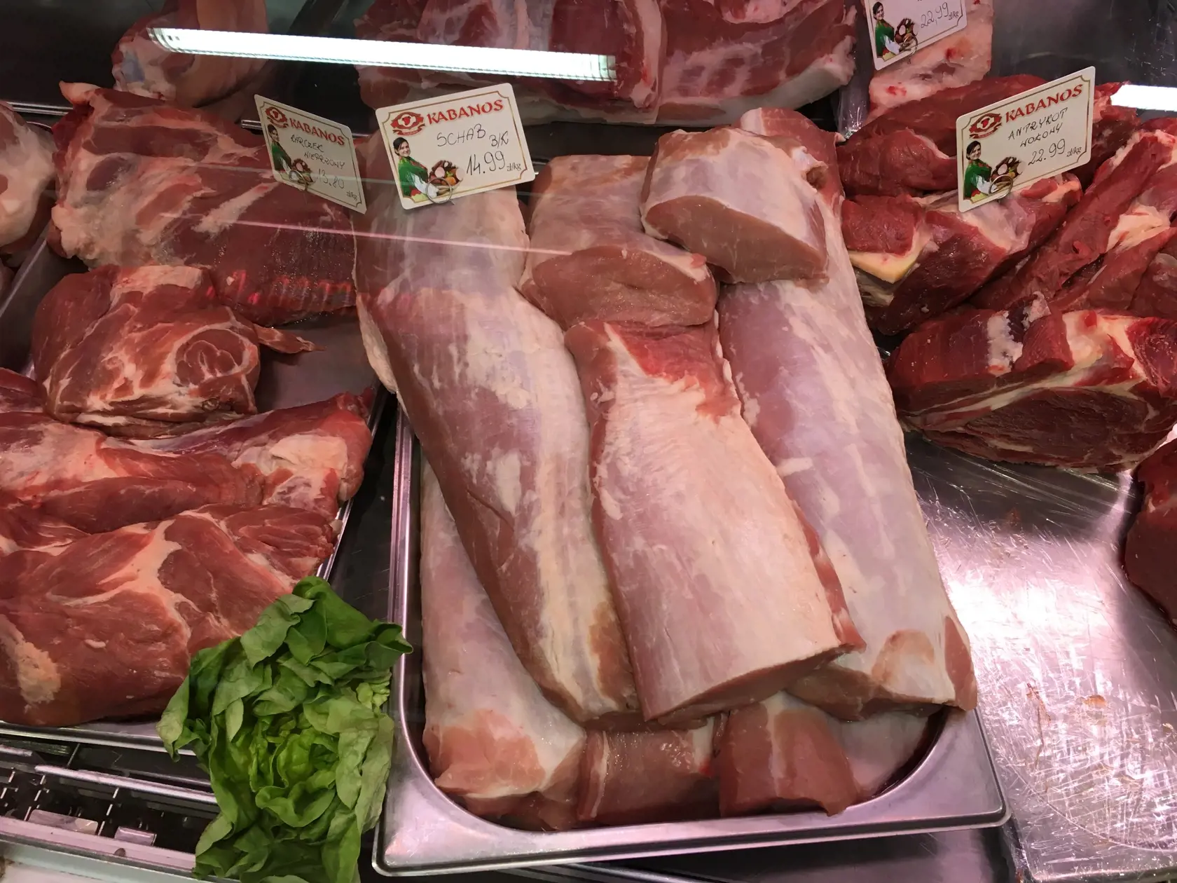 Mäso v obchode len kúsok od trhu. Označené nebolo žiadnou etikou, len uvedením názvu mäsa a cena