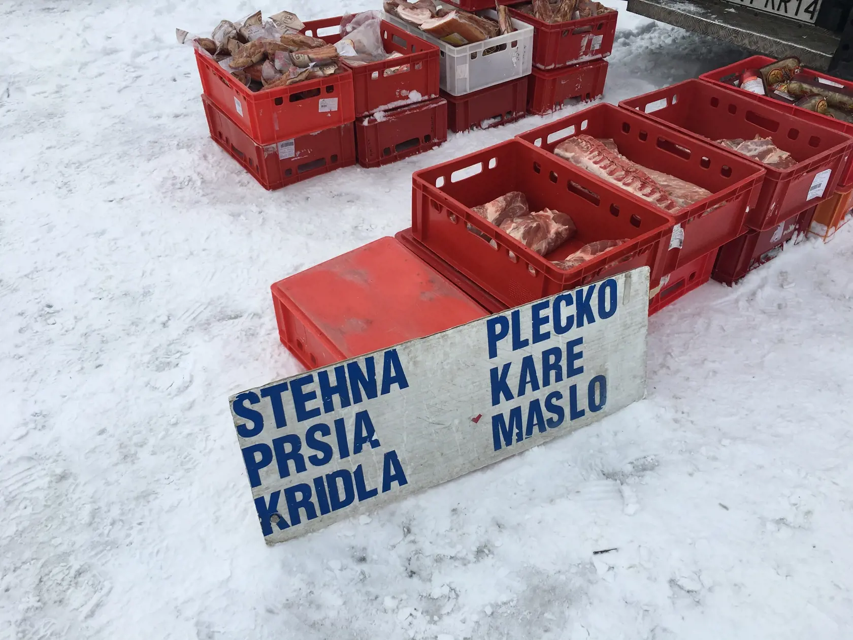 Na trhu sme našli len jedneho predajcu s mäsom. Ten hovädzinu nepredával.