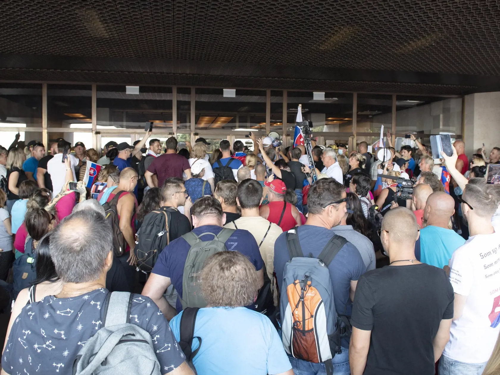 Protest proti vládnym opatreniam pred budovou Národnej rady (NR) SR v Bratislave 23. júla 2021. FOTO TASR - Pavel Neubauer