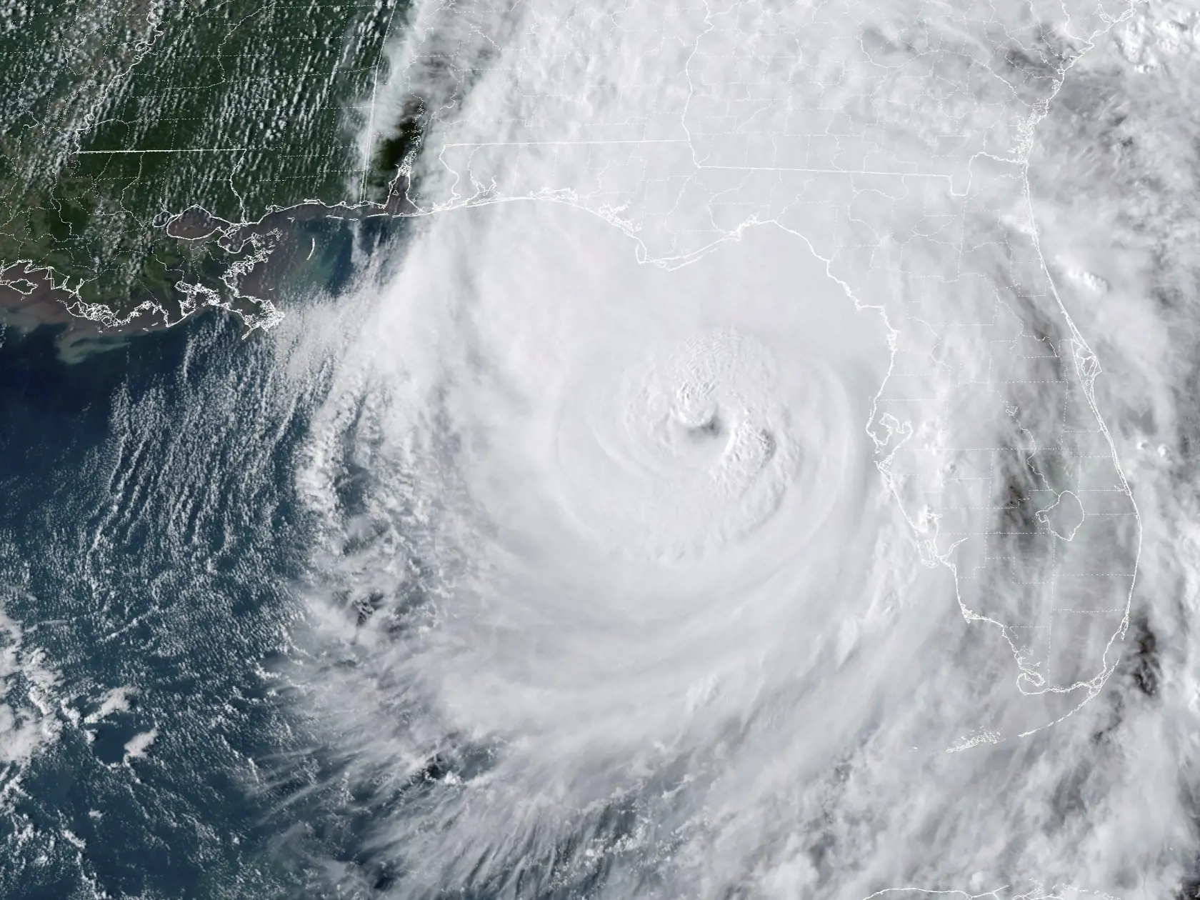 Na satelitnej snímke poskytnutej Národným úradom pre oceán a atmosféru (NOAA) je hurikán Helene v Mexickom zálive, ktorý  sa pohybuje smerom k Floride vo štvrtok 26. septembra 2024.