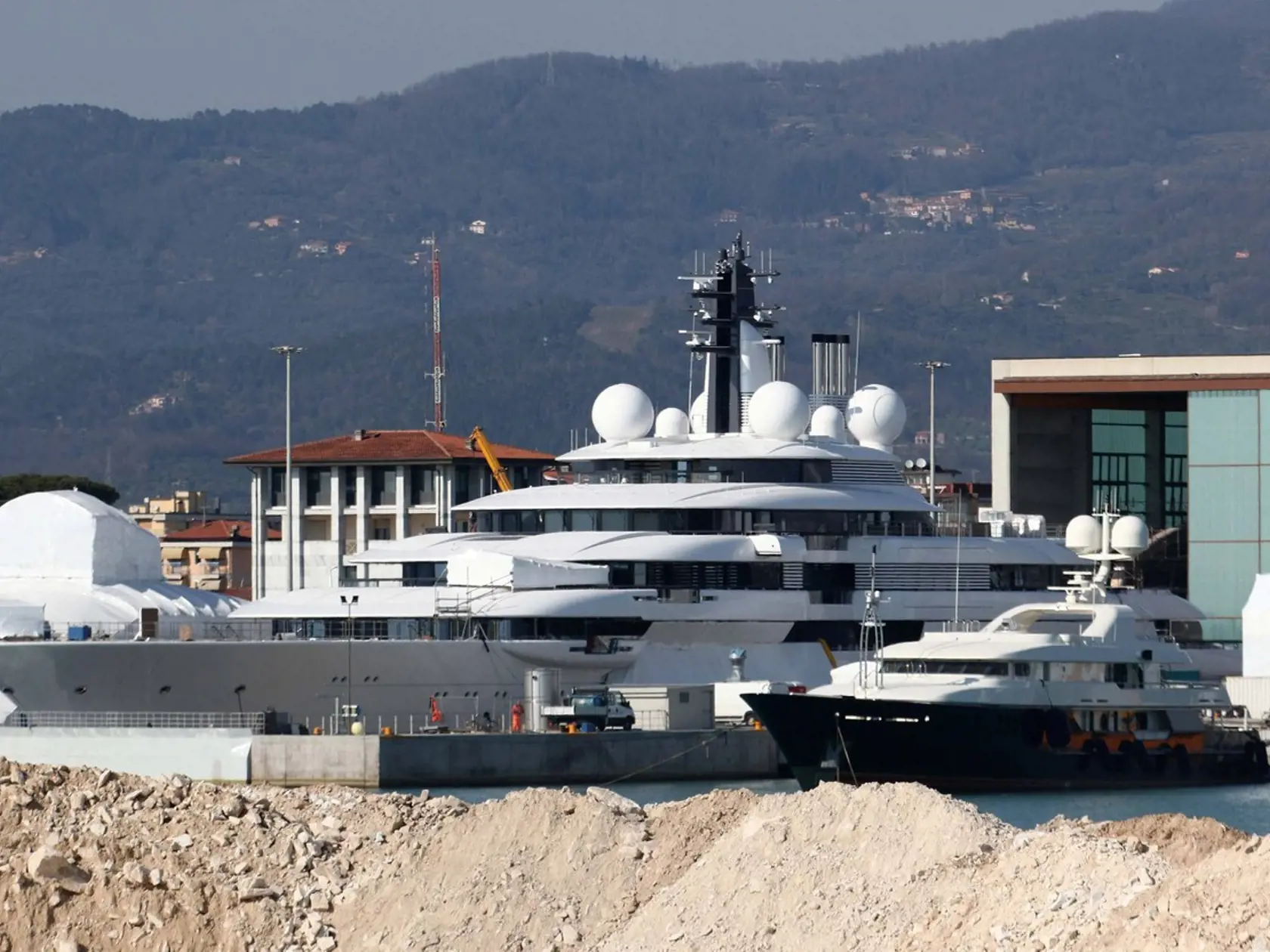 Plavidlo , ktoré postavil nemecký lodiar Lürssen v roku 2020, sa podľa MarineTraffic v súčasnosti nachádza v Marina di Carrara, talianskom prístave na západnom pobreží Talianska . Denník New York Times ešte začiatkom tohto mesiaca informoval, že talianske orgány činné v trestnom konaní začali vyšetrovanie jachty za účelom zistenia jej majiteľa.