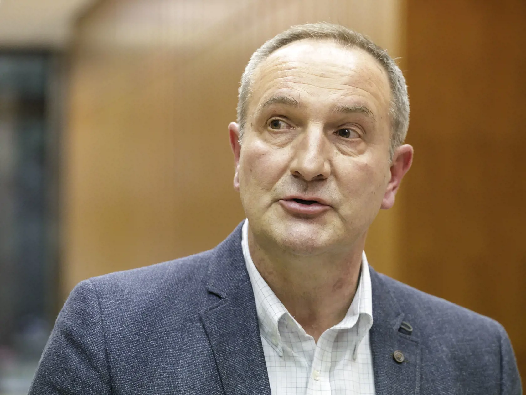 Na snímke predseda predstavenstvafirmy Tatrasvit Svit-Socks a.s. Igor Antal počas tlačovej konferencie po zasadaní 200. schôdze vlády SR v Bratislave 11. marca 2020. FOTO TASR – Dano Veselský