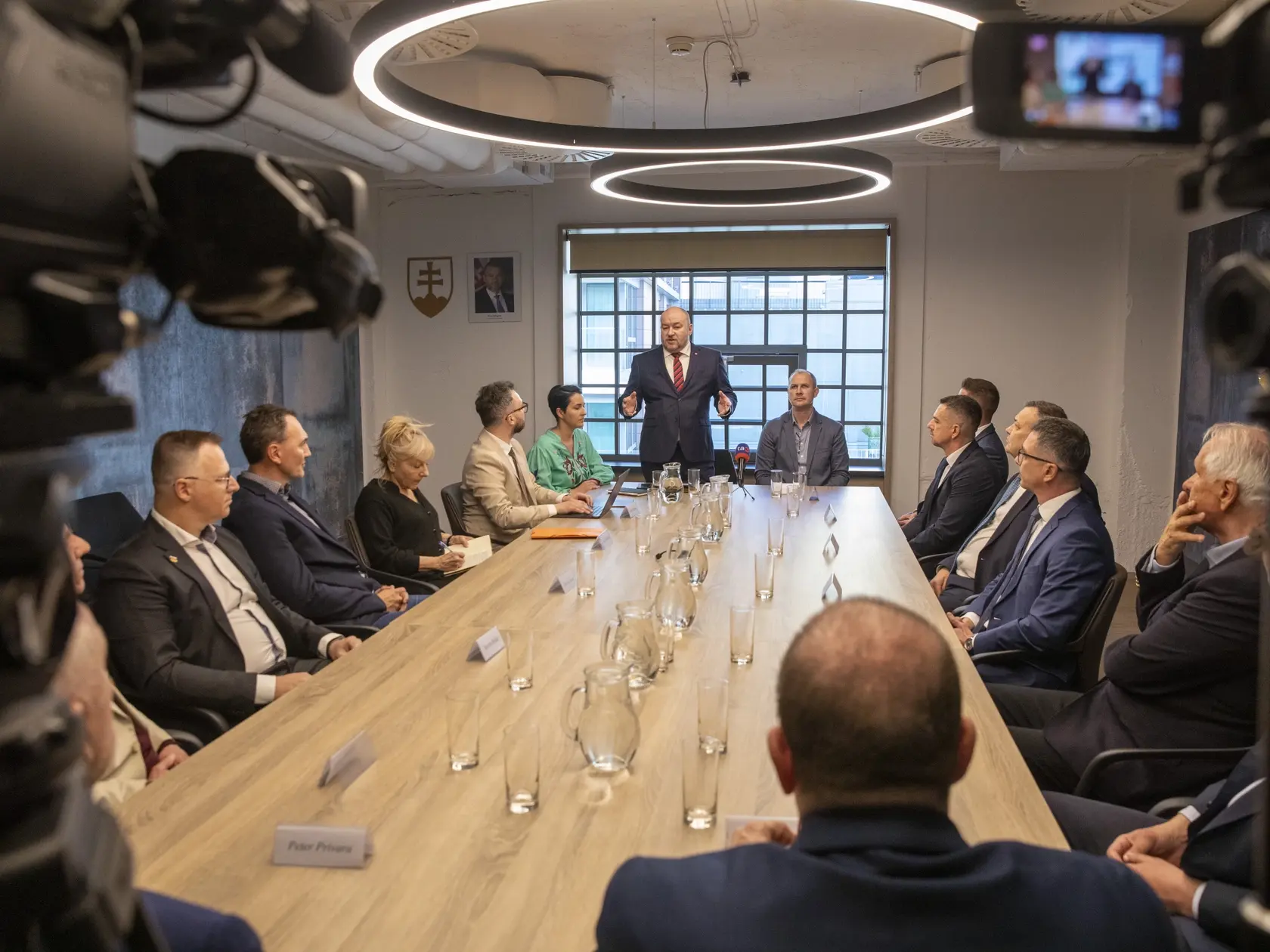 Na snimke je prvé zasadnutie Rady pre šport ministra Cestovného ruchu a športu Rudolfa Huliaka.
Minister Rudolf Huliak predstavuje Radu ministra pre šport.