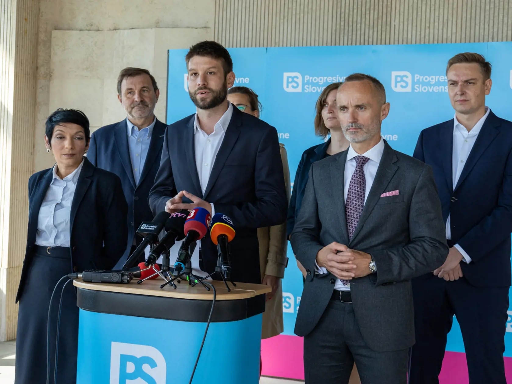 Nový podpredseda europarlamentu Michal Šimečka je jedným zo zakladajúcich členov strany Progresívne Slovensko. V európskych voľbách v máji 2019 získal 81 735 preferenčných krúžkov a bol lídrom kandidátky PS/Spolu.