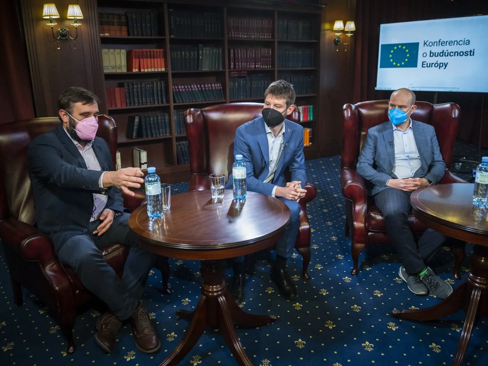 Na snímke zľava europoslanci Michal Wiezik, Michal Šimečka a Vladimír Bilčík počas diskusie v TASR TV ku Konferencii o budúcnosti Európy (CoFoE) v Bratislave 7. decembra 2021. FOTO TASR - Jaroslav Novák