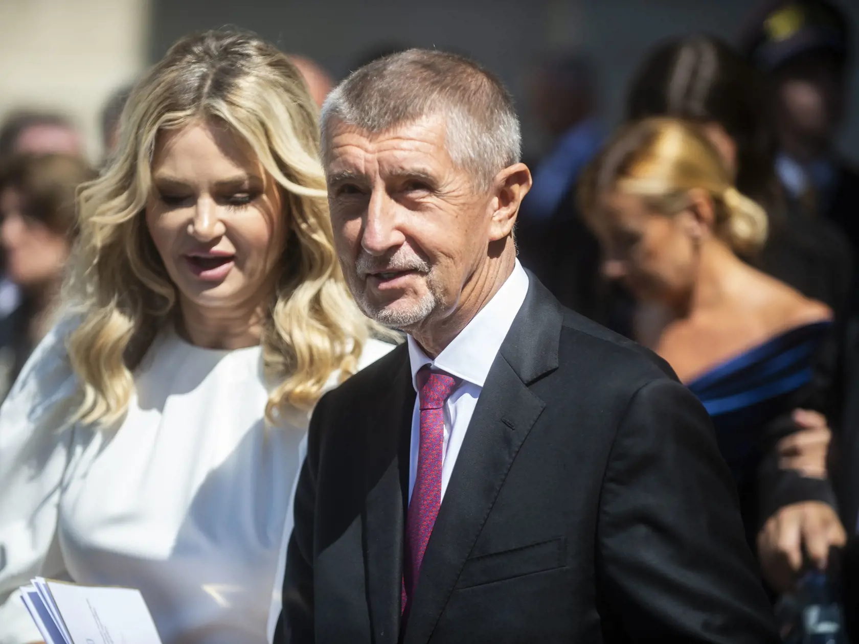Bývalý český premiér Andrej Babiš a jeho manželka Monika odchádzajú z Dómu svätého Martina po slávnostnej bohoslužbe slova Te Deum po zložení sľubu prezidenta SR Petra Pellegriniho 15. júna 2024 v Bratislave.