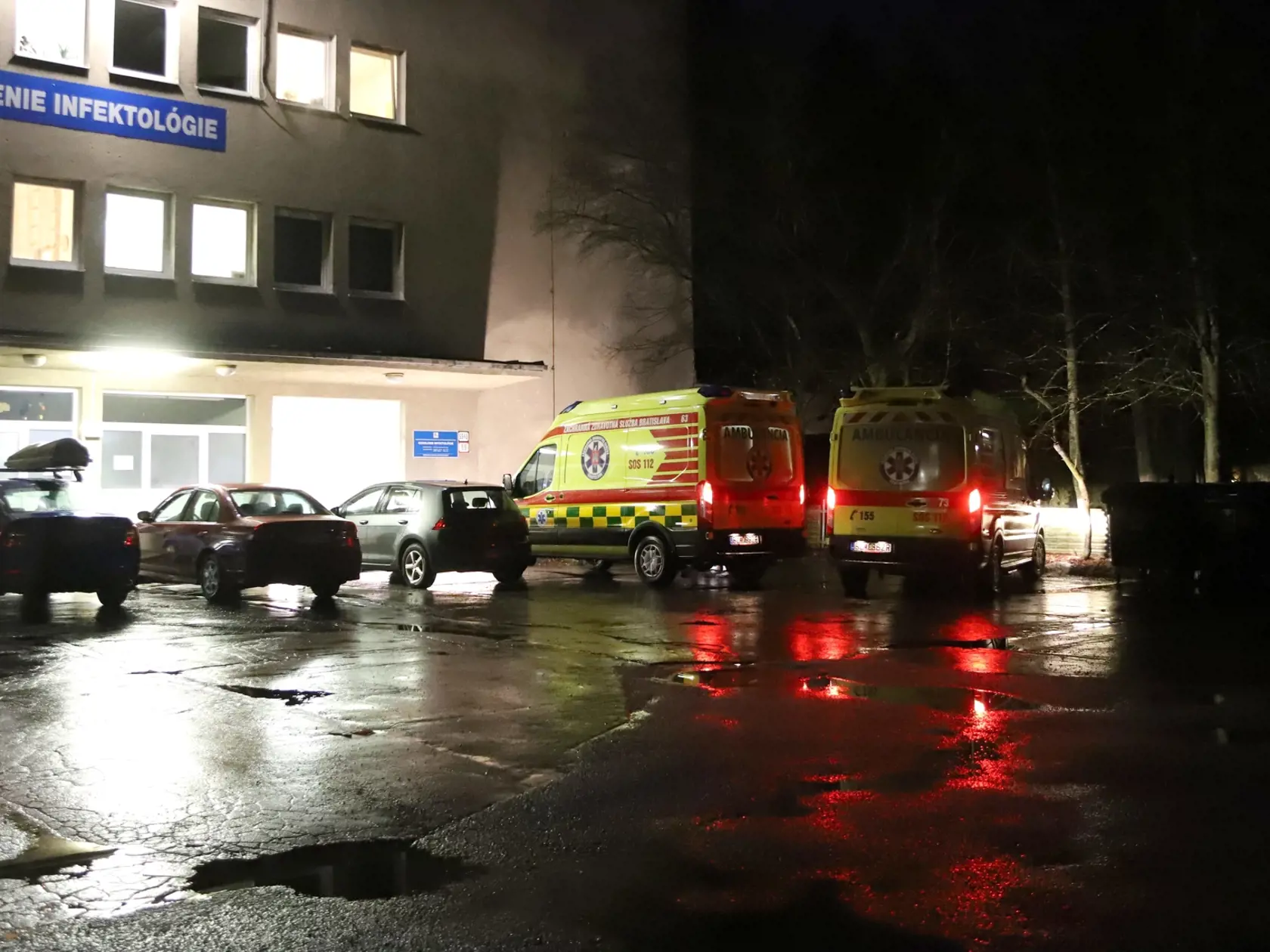 Dvoch slovenských občanov, u ktorých je podozrenie na koronavírus a boli evakuovaní z čínskeho Wu - Chanu, priviezli do Fakultnej nemocnici s poliklinikou F. D. Roosevelta v Banskej Bystrici, kde budú absolvovať karanténu. V Banskej Bystrici 3. februára 2020. FOTO TASR - Ján Krošlák
