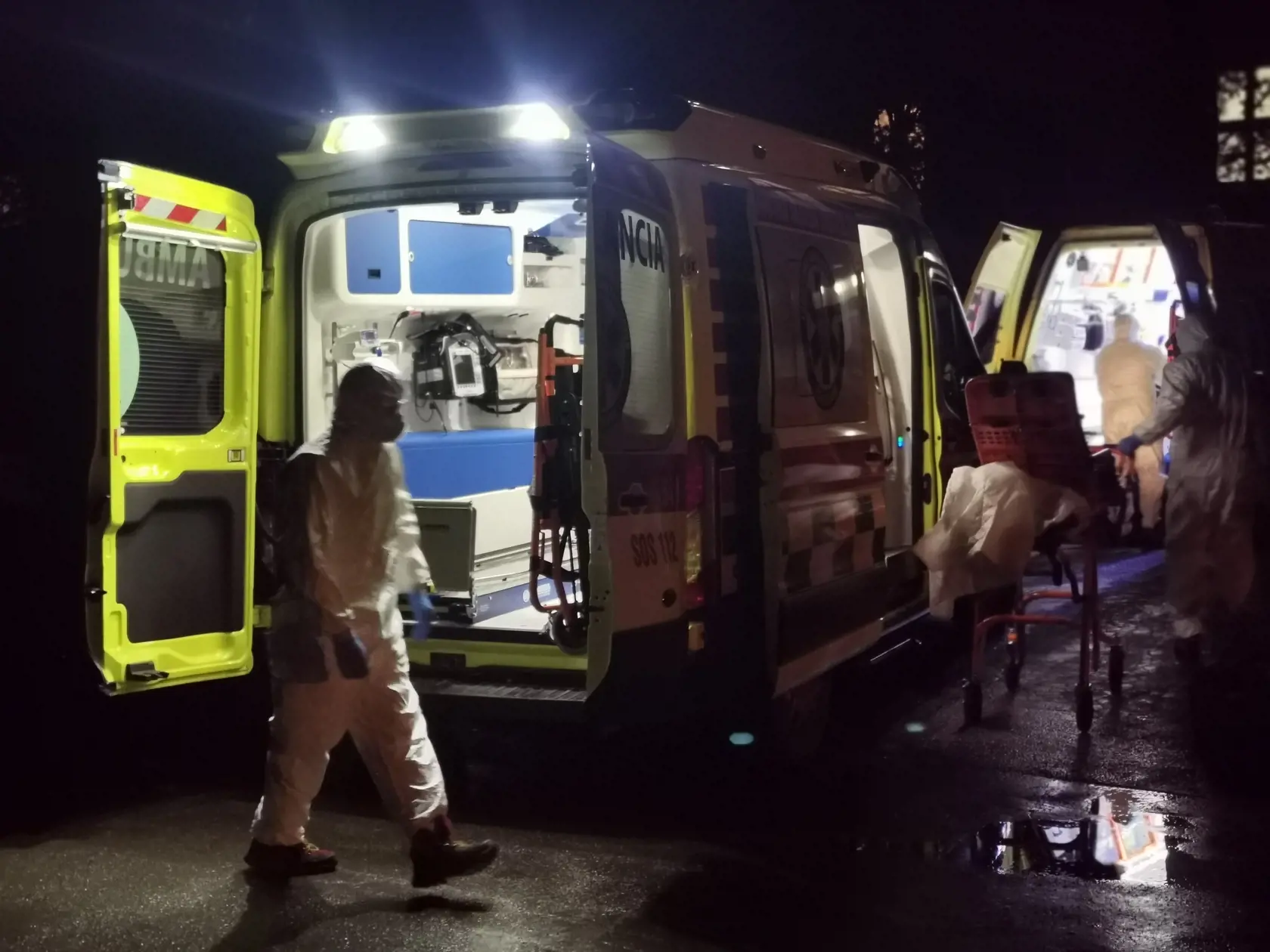 Do Fakultnej nemocnice s poliklinikou (FNsP) v Žiline prišli vo štvrtok 30. januára 2020 dvaja Slováci, ktorí mali po návrate z Číny príznaky koronavírusu. Na snímke zdravotníci v ochranných odevoch, ktorí priviezli Slovákov s príznakmi koronavírusu z FNsP Žilina do nemocnice v Martine 30. januára 2020. FOTO TASR - Erika Ďurčová 