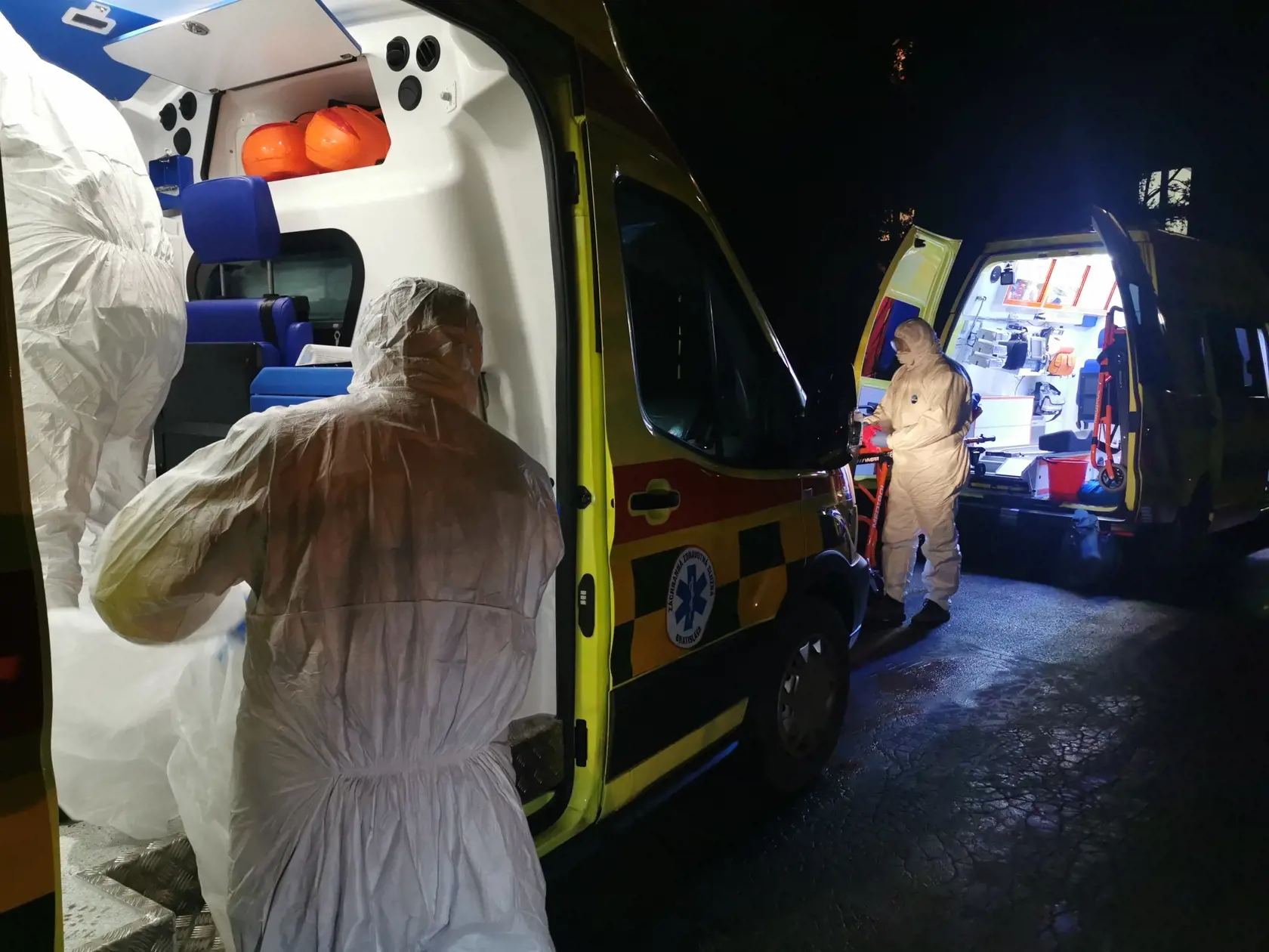 Do Fakultnej nemocnice s poliklinikou (FNsP) v Žiline prišli vo štvrtok 30. januára 2020 dvaja Slováci, ktorí mali po návrate z Číny príznaky koronavírusu. Na snímke zdravotníci v ochranných odevoch, ktorí priviezli Slovákov s príznakmi koronavírusu z FNsP Žilina do nemocnice v Martine 30. januára 2020. FOTO TASR - Erika Ďurčová 