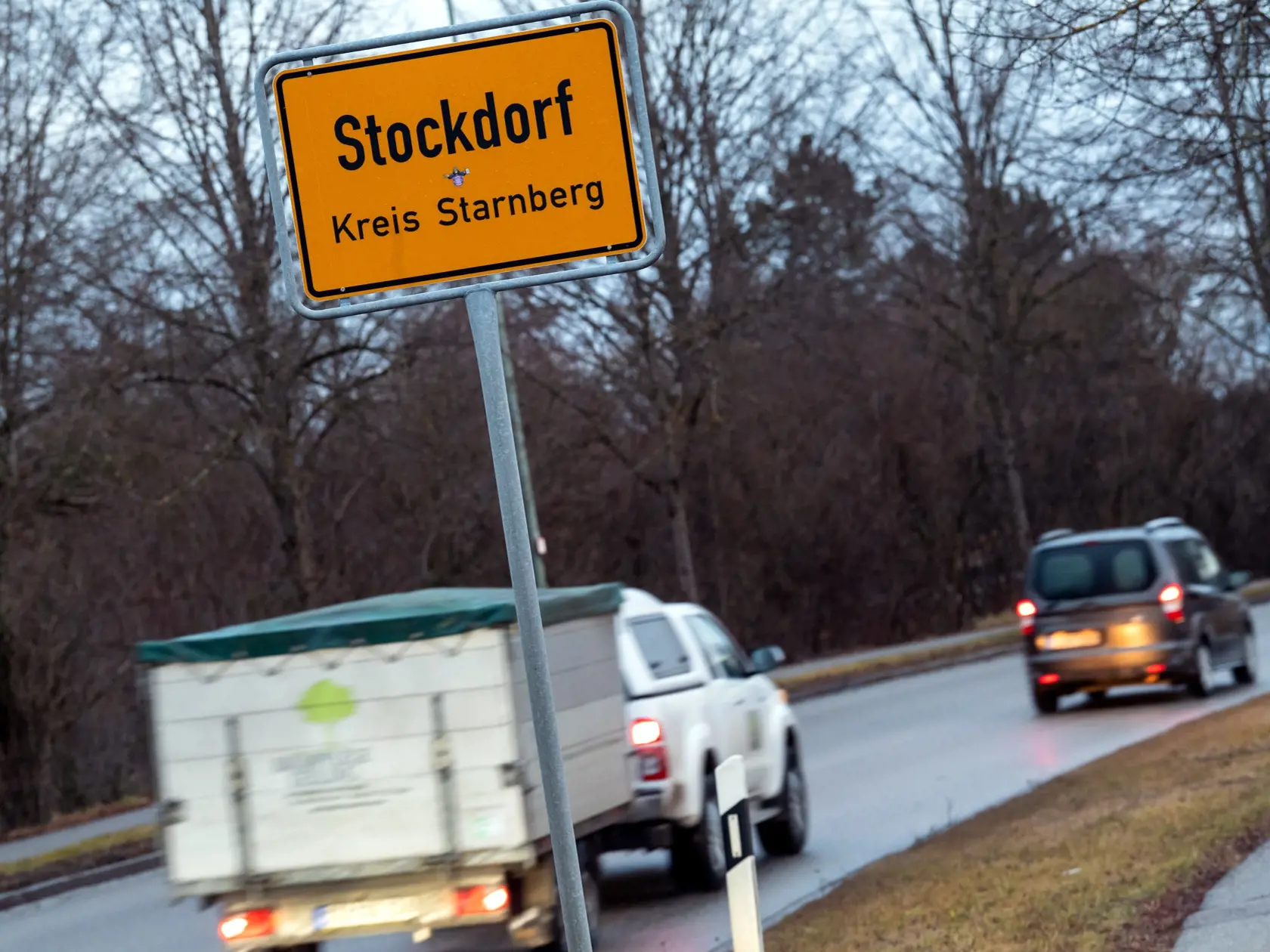 WA 28 Stockdorf - Na snímke tabuľa s nápisom v meste Stockdorf v Hornom Bavorsku 28. januára 2020. Prvý potvrdený prípad nákazy novým koronavírusom zaznamenali v Nemecku u muža, ktorý sa nakazil po tom, ako do jeho firmy Webasto v okrese Starnberg v Hornom Bavorsku prišla na školenie žena z Číny. Pacient je hospitalizovaný v mníchovskej klinike Schwabing. Firma Webasto medzitým uviedla, že po návšteve Číňanky sa vírusom nakazili až dvaja ľudia. Okrem muža zo Starnbergu sa údajne nakazil aj ďalší
