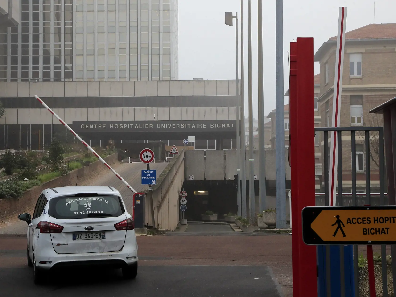 An ambulance drive in to the Bichat hospital in EBE 38 Paríž - Vo Francúzsku potvrdili v piatok pred polnocou tretí prípad nákazy novým koronavírusom, ktorým sa v Číne infikovali už stovky ľudí a rozšíril sa aj do iných krajín. Ide o prvé potvrdené prípady v Európe. Na snímke sanitka ide do nemocnice Bichat v Paríži 25. januára 2020. FOTO TASR/AP
Paris, Saturday Jan. 25, 2020. France has announced three confirmed cases of the deadly new virus from China, the first cases in Europe and the first o
