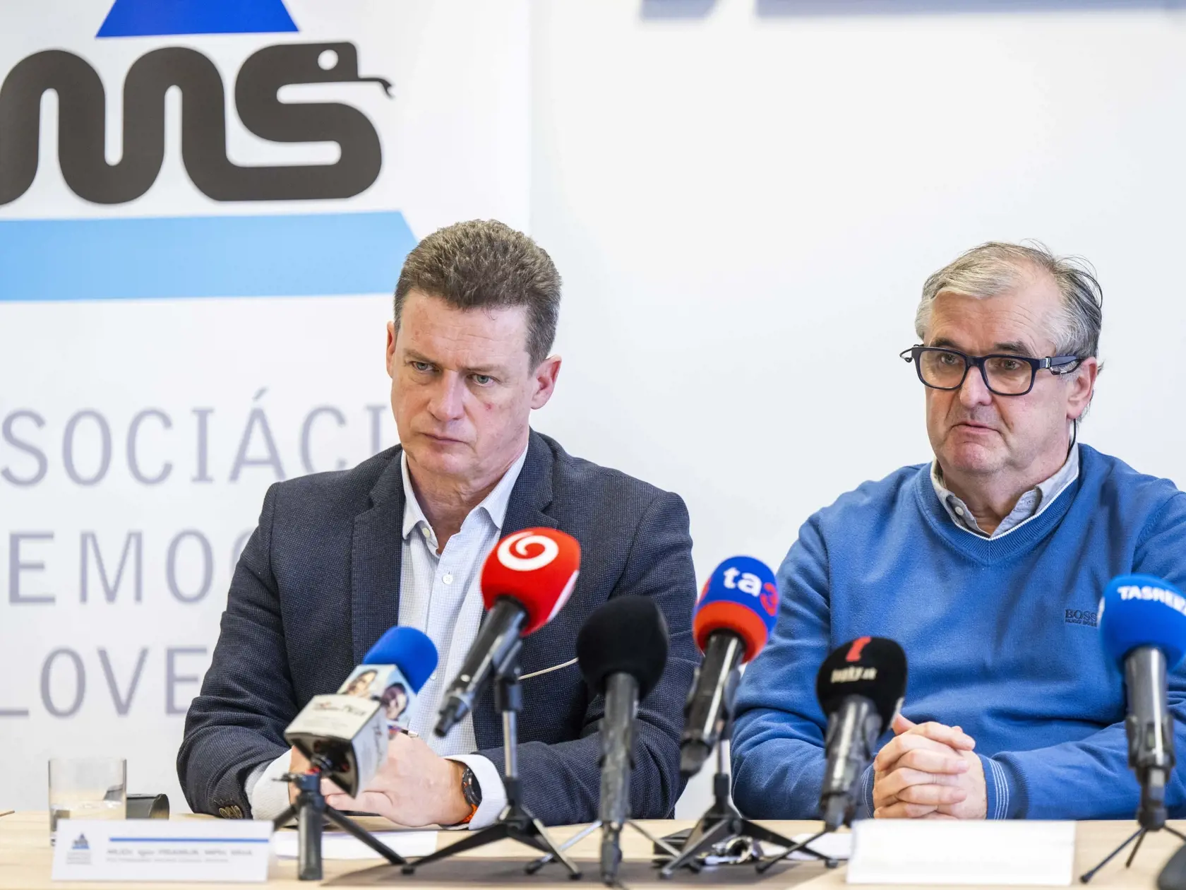 Na snímke zľava prvý viceprezident Asociácie nemocníc Slovenska (ANS) Igor Pramuk a prezident ANS Marián Petko počas tlačovej konferencie na tému Výpovede lekárov a aktuálna situácia v zdravotníctve 17. decembra 2024 v Bratislave. FOTO TASR - Jakub Kotian