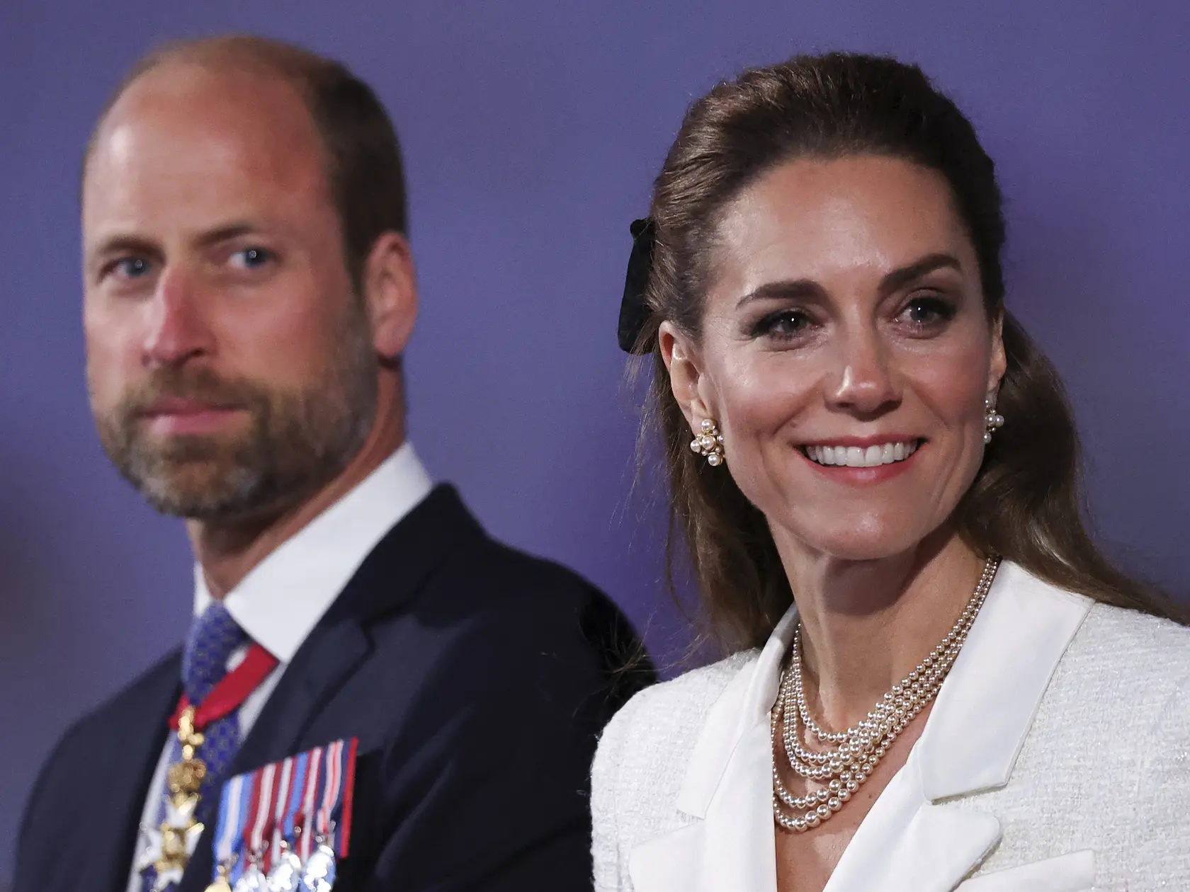 Na záberoch sa nachádza princ William s manželkou princeznou Kate.
