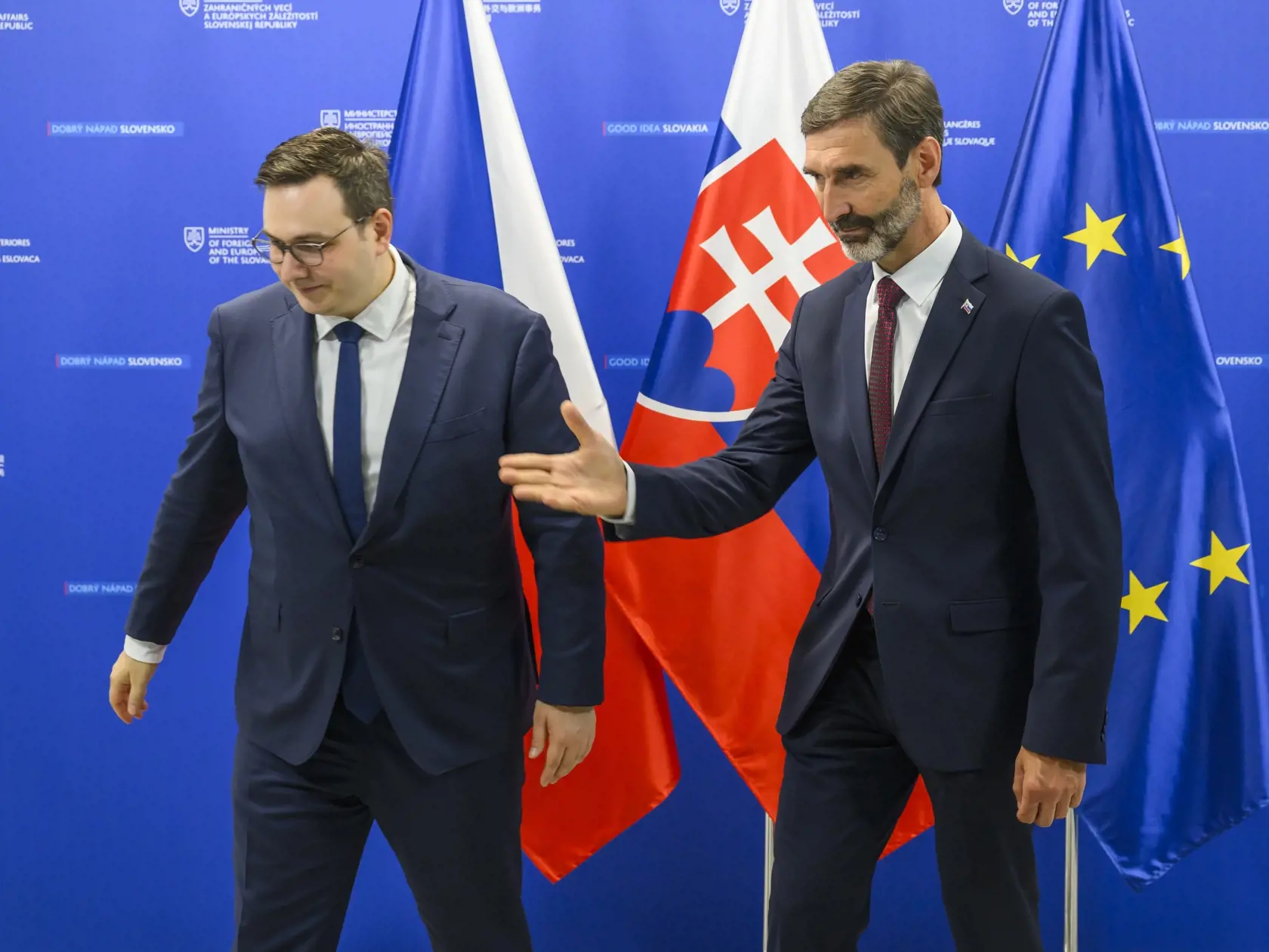 Na snímke zľava minister zahraničných vecí Českej republiky Jan Lipavský a minister zahraničných vecí a európskych záležitostí SR Juraj Blanár (Smer-SD) počas privítania na Ministerstve zahraničných vecí a európskych záležitostí v Bratislave 18. júna 2024. FOTO TASR - Jaroslav Novák