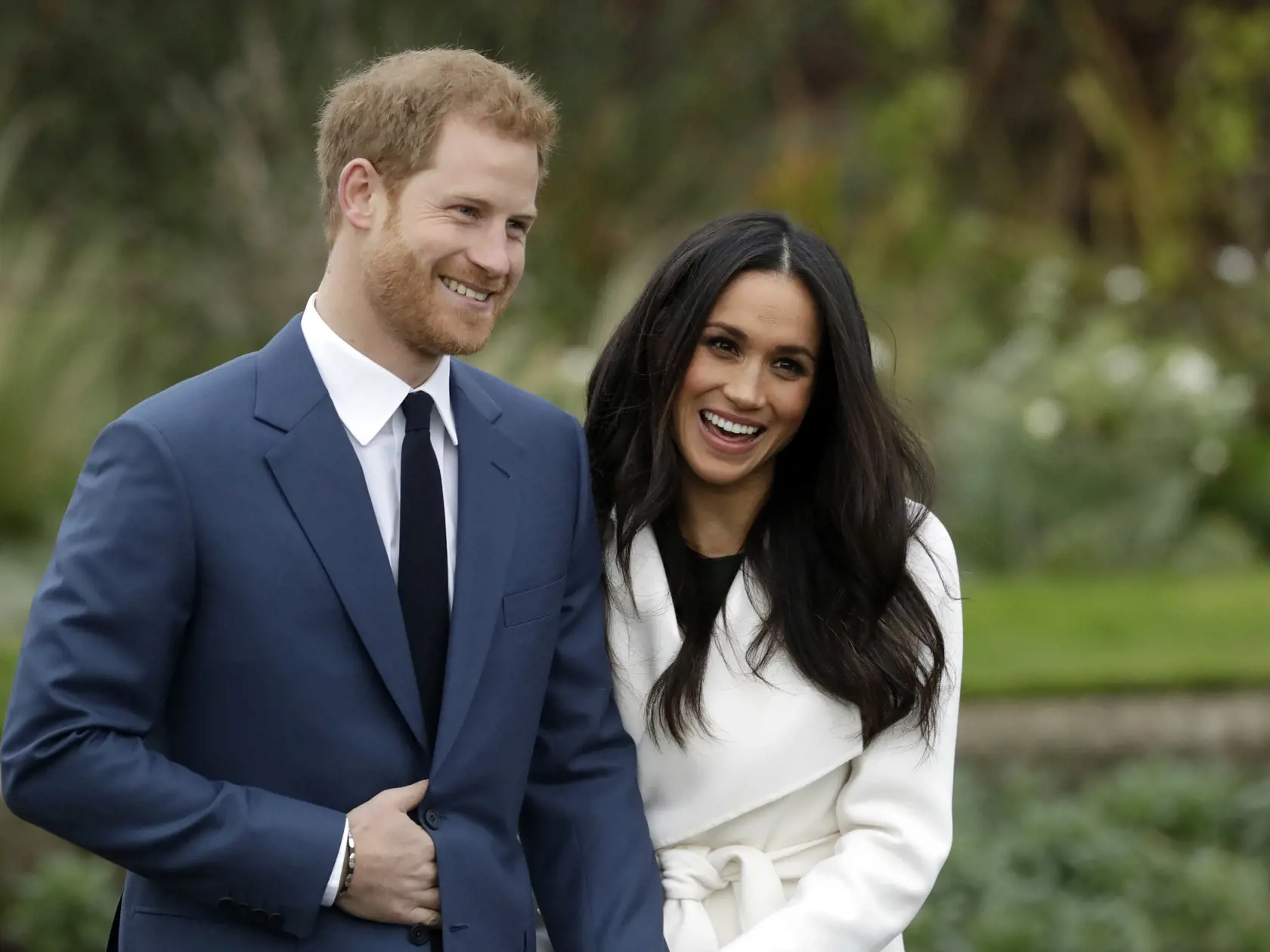 KK11 Londýn - Na archívnej snímke z 27. novembra 2017 britský princ Harry a jeho snúbenica  Meghan Markleová pózujú fotografom počas fotetermínu v Londýne. Britský princ Harry a herečka Meghan Merkleová sa zosobášia 19. mája 2018. FOTO TASR/AP
FILE - In this Monday Nov. 27, 2017 file photo, Britain's Prince Harry and his fiancee Meghan Markle pose for photographers during a photocall in the grounds of Kensington Palace in London. Prince Harry and Meghan Markle to marry on May 19, 2018. (AP Photo