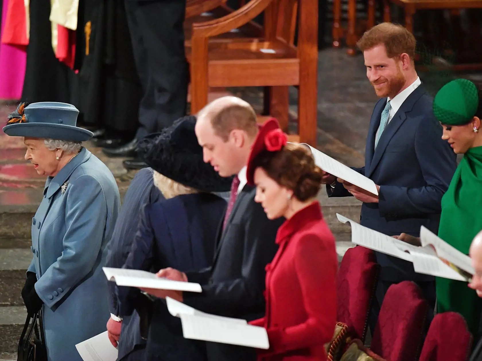 V druhom rade sedeli Harry, Meghan a ďalší členovia rodiny.