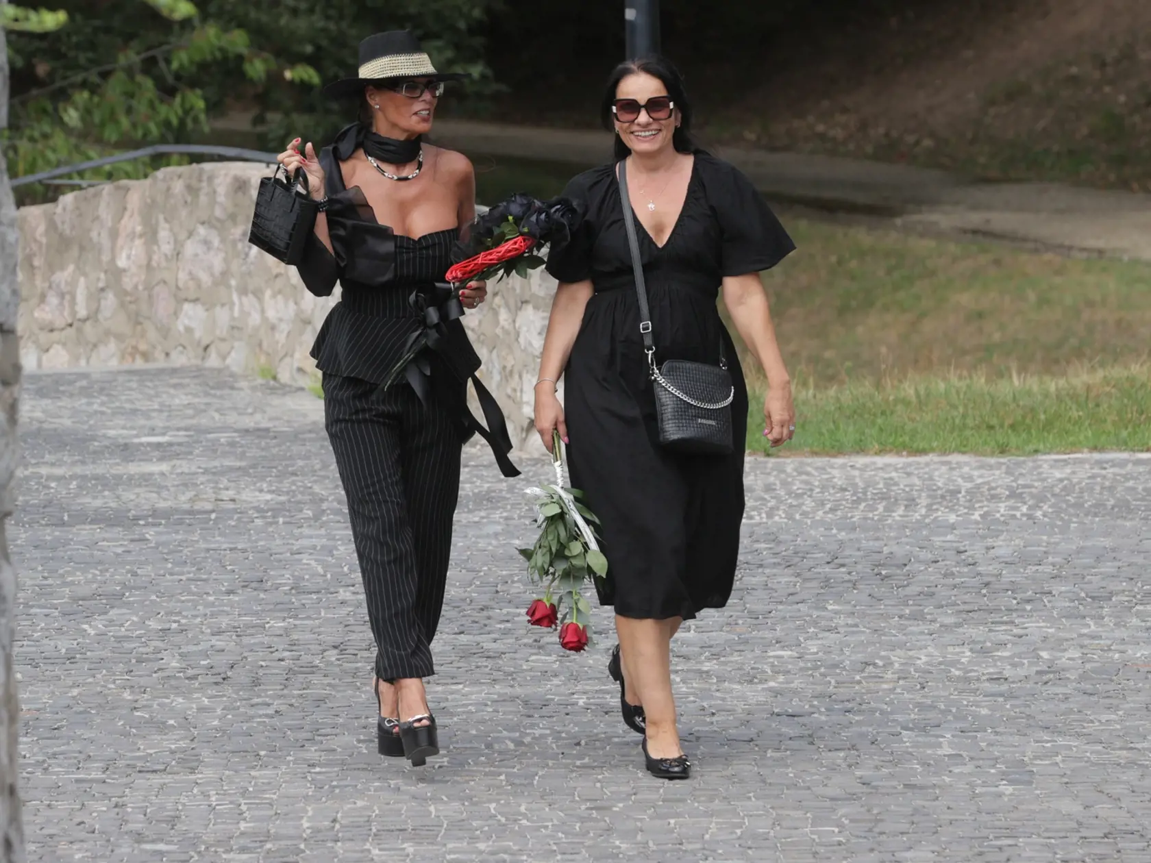 Módna návrhárka Rebecca Justh (vľavo) na poslednej rozlúčke kamarátky,speváčky Janky Kállayovej Šomošiovej (†61).