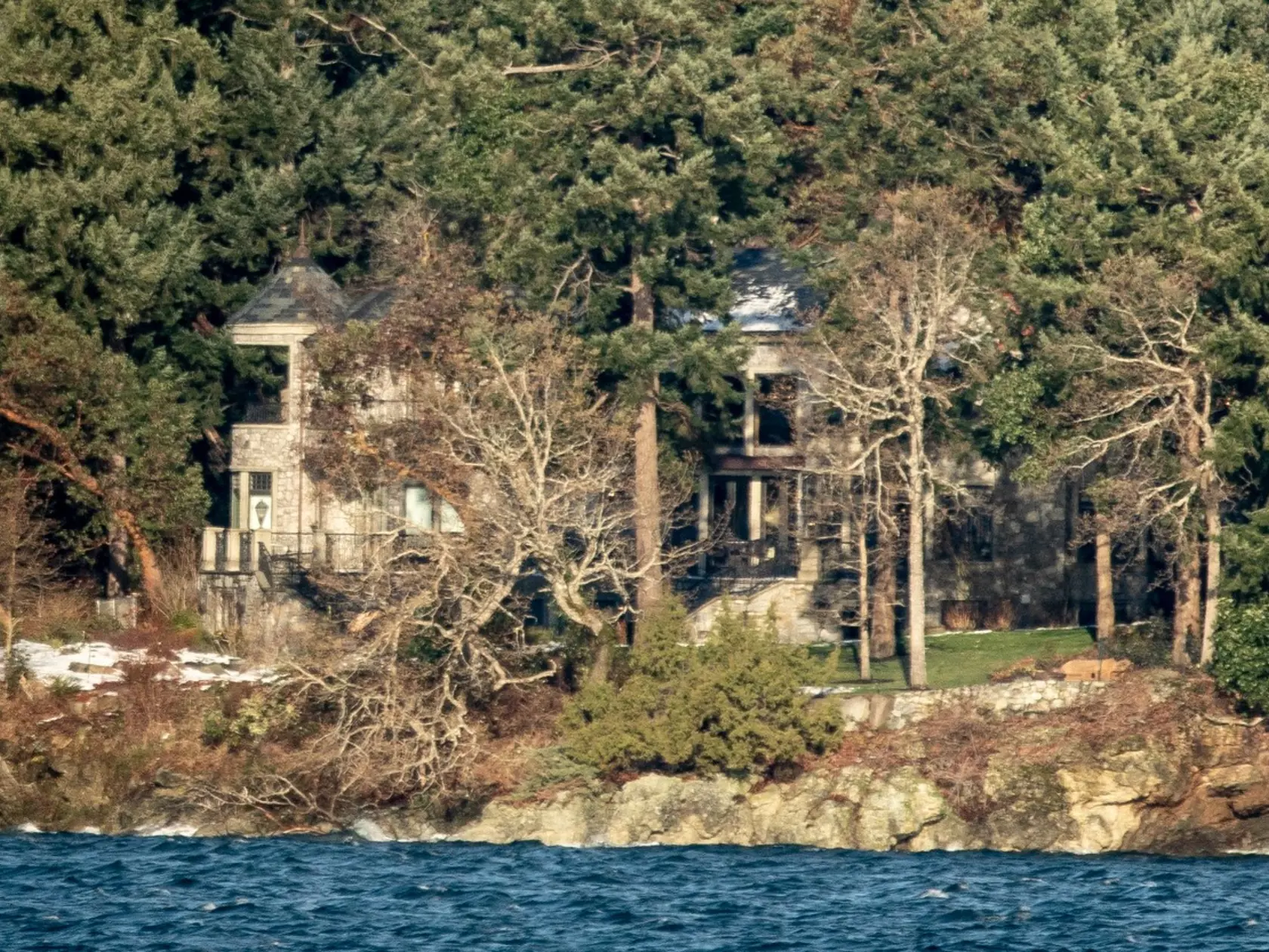 Obrovská vila na Vancouver Island, kde manželia momentálne bývajú, je perfektným útočiskom pre ľudí, ktorí hľadajú súkromie.