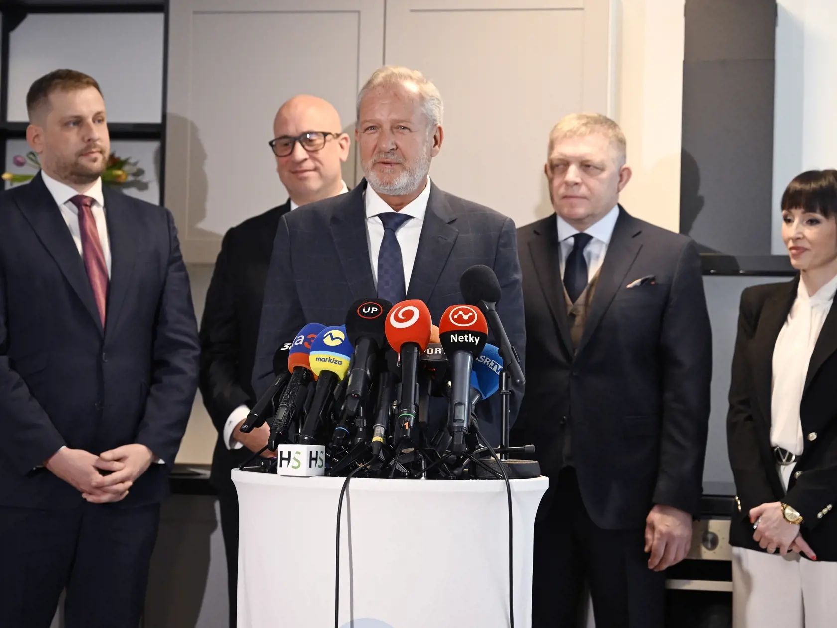 Na snímke v popredí generálny riaditeľ Kooperativa Vladimír Bakeš, sprava riaditeľka Agentúry štátnom podporovaného nájomného bývania Eva Lisová, predseda vlády SR Robert Fico (SMER-SD), zľava minister zdravotníctva SR Kamil Šaško (HLAS-SD) a minister dopravy SR Jozef Ráž počas tlačovej konferencie k odovzdávaniu prvých bytov do systému štátom podporovaného nájomného bývania v Ovocných sadoch na Ivanskej ceste v utorok 11. marca 2025 v Bratislave.