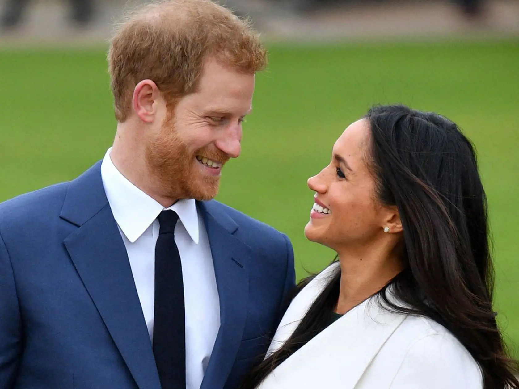 Princ Harry a jeho manželka Meghan sa rozhodli zanechať kráľovské povinnosti.