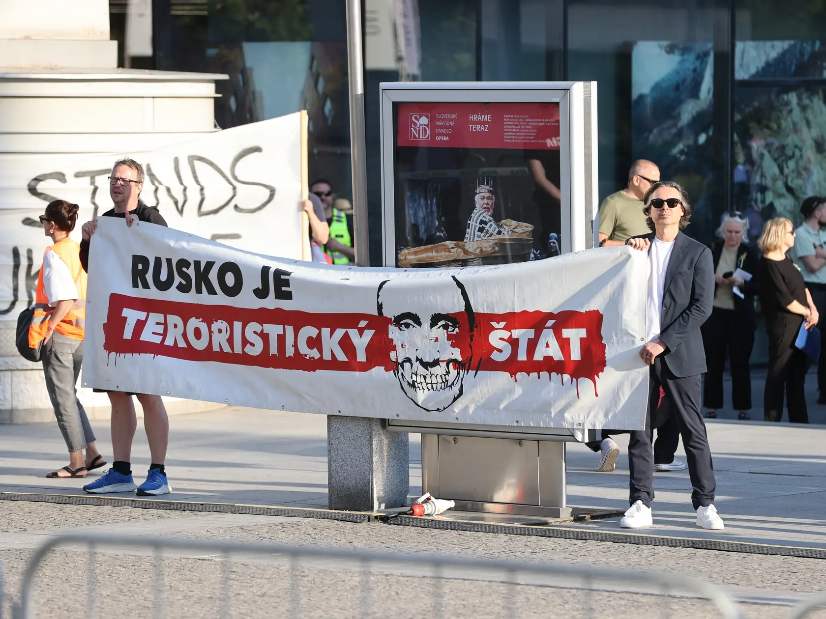 Pred koncertom ruskej speváčky Anny Netrebko sa konal  protest na námestí pred Slovenským národným divadlom. V dave nechýbal ani exriaditeľ divadla Matej Drlička.