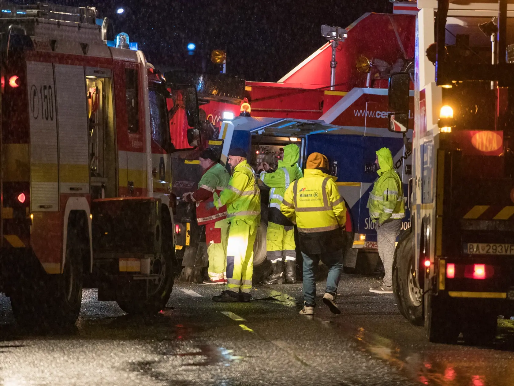 Tragická dobravná nehoda, ku ktorej prišlo na ceste medzi Nitrou a Zlatými Moravcami nedaľeko obce Malanta. Na mieste o život prišlo 12 ľudí a ďalších v kritickom stave odviezli do nitrianskej nemocnice.