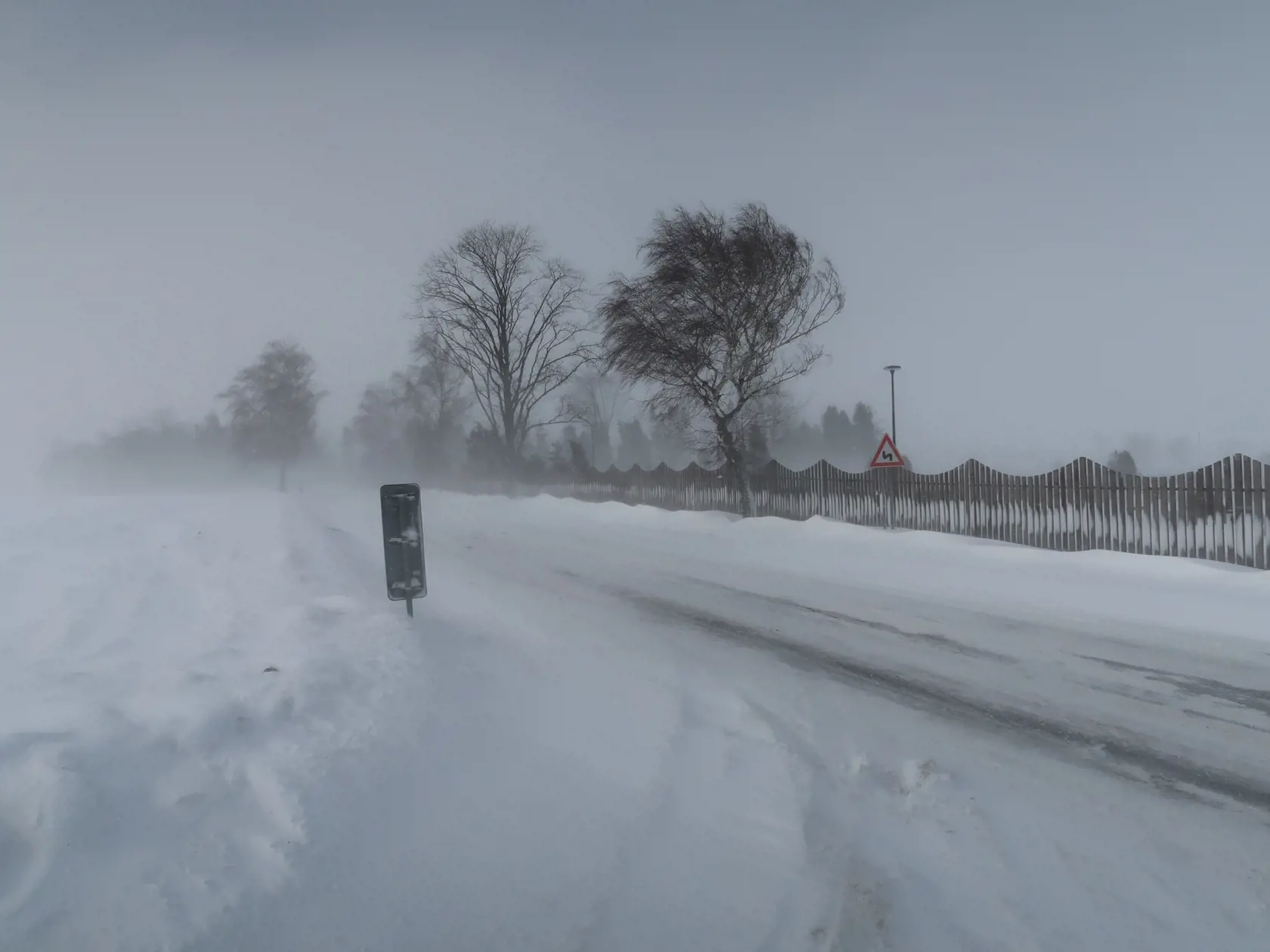 Na diaľnici pod Tatrami sa zrazilo niekoľko áut. Na snímke snehová víchrica v meste Poprad, cesta v smere na Veľký Slavkov v sobotu 4. februára 2023.