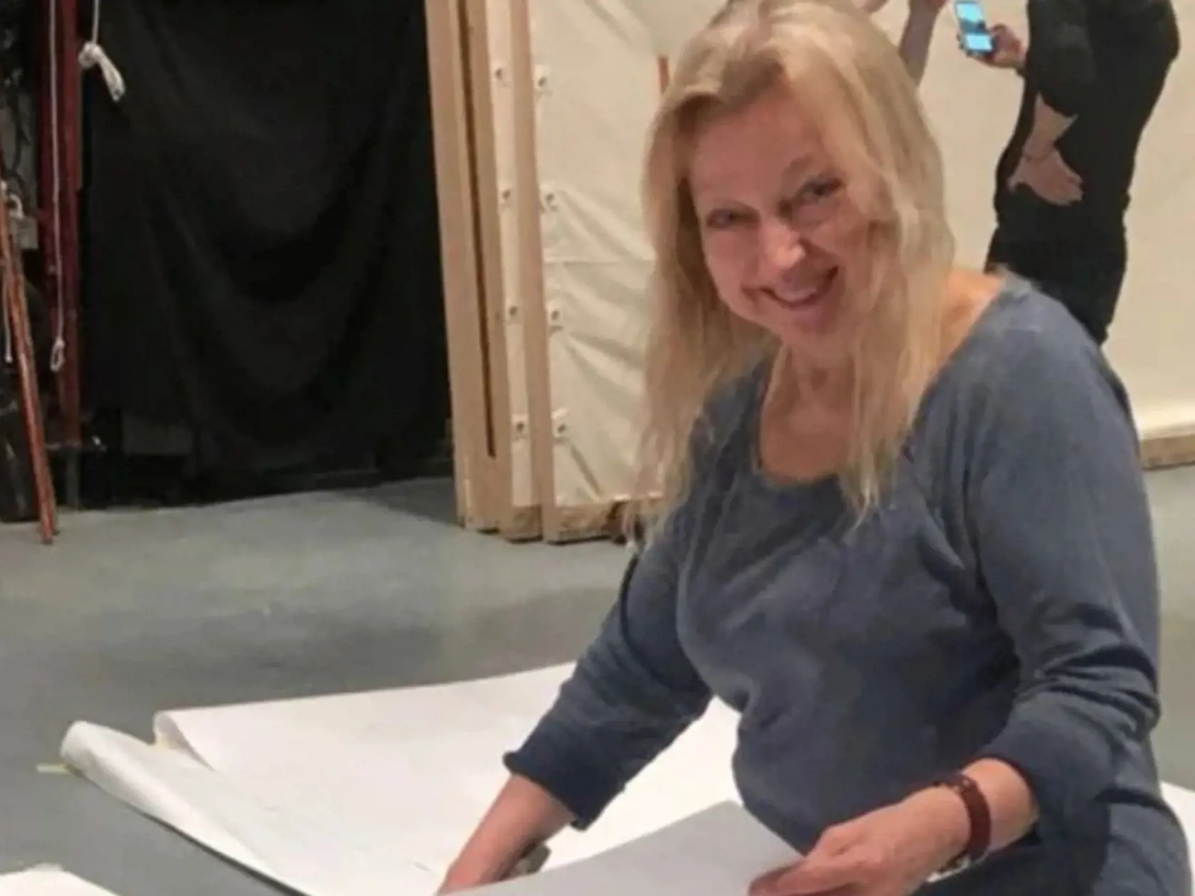 Držiteľku prestížneho ocenenia Emmy, 66-ročnú hollywoodsku televíznu dizajnérku Evelyn Sakash, objavili ležať mŕtvu pod hromadou odpadkov, ktorými si sama zaplnila svoj dom v New Yorku.