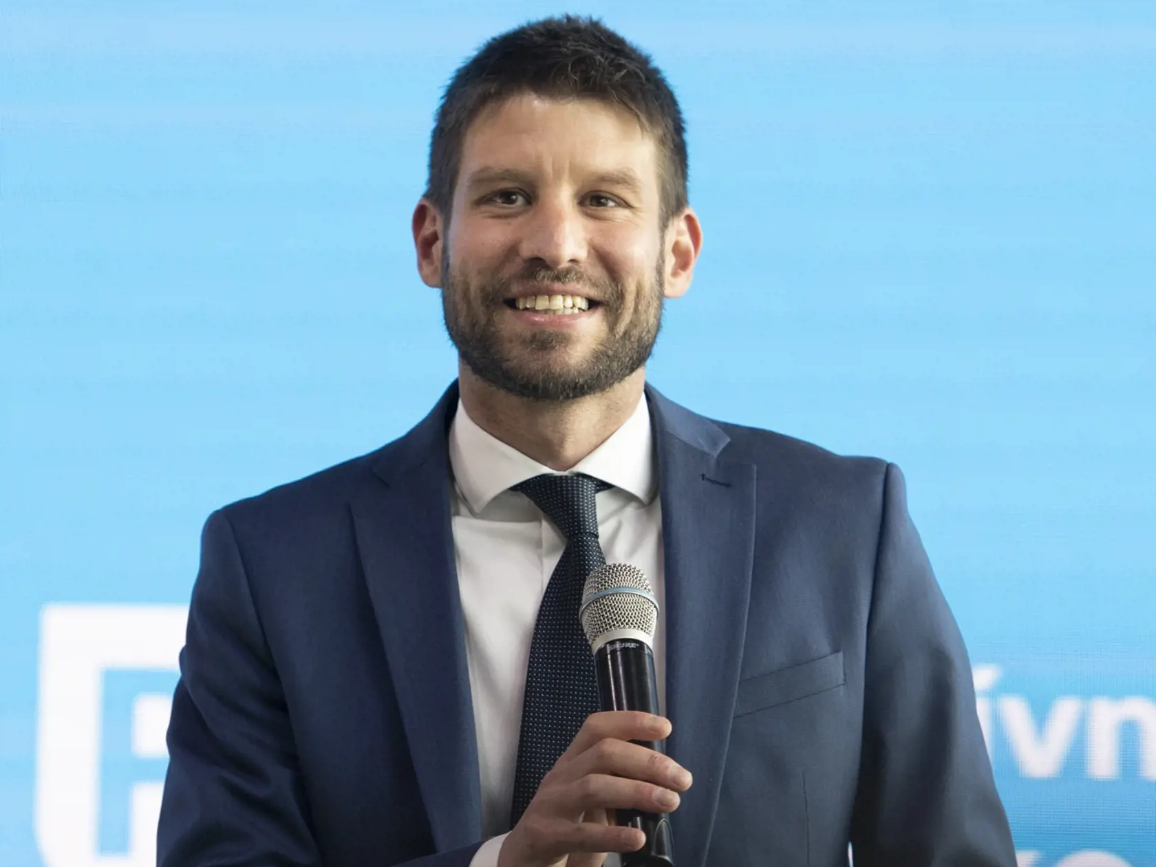 Na snímke novozvolený predseda hnutia Progresívne Slovensko Michal Šimečka po voľbe na sneme Progresívne Slovensko 7. mája 2022 v Bratislave. FOTO TASR - Pavel Neubauer